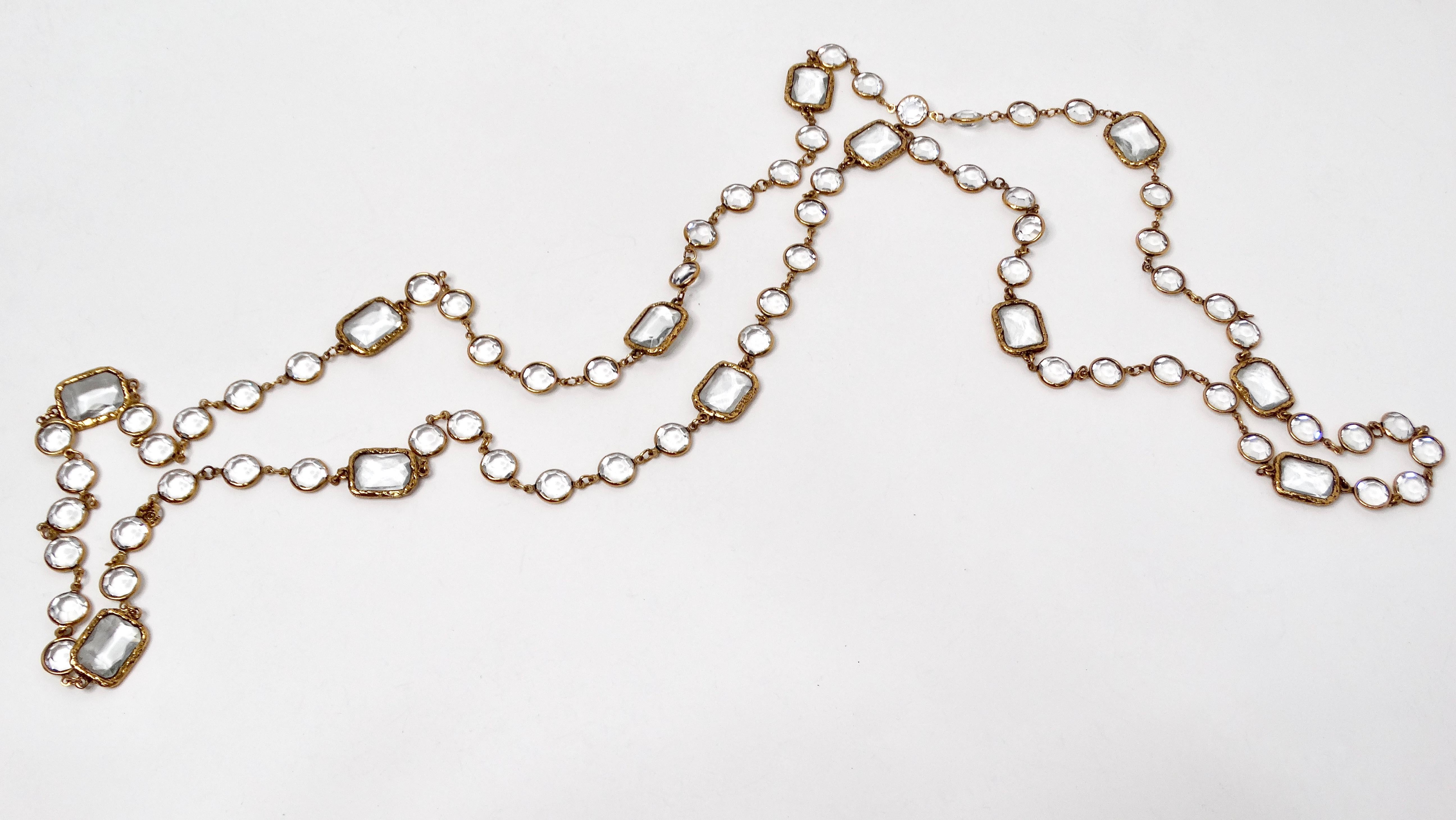 Donna 1981 Collana Chanel lunga con cristalli trasparenti e catena placcata oro in vendita