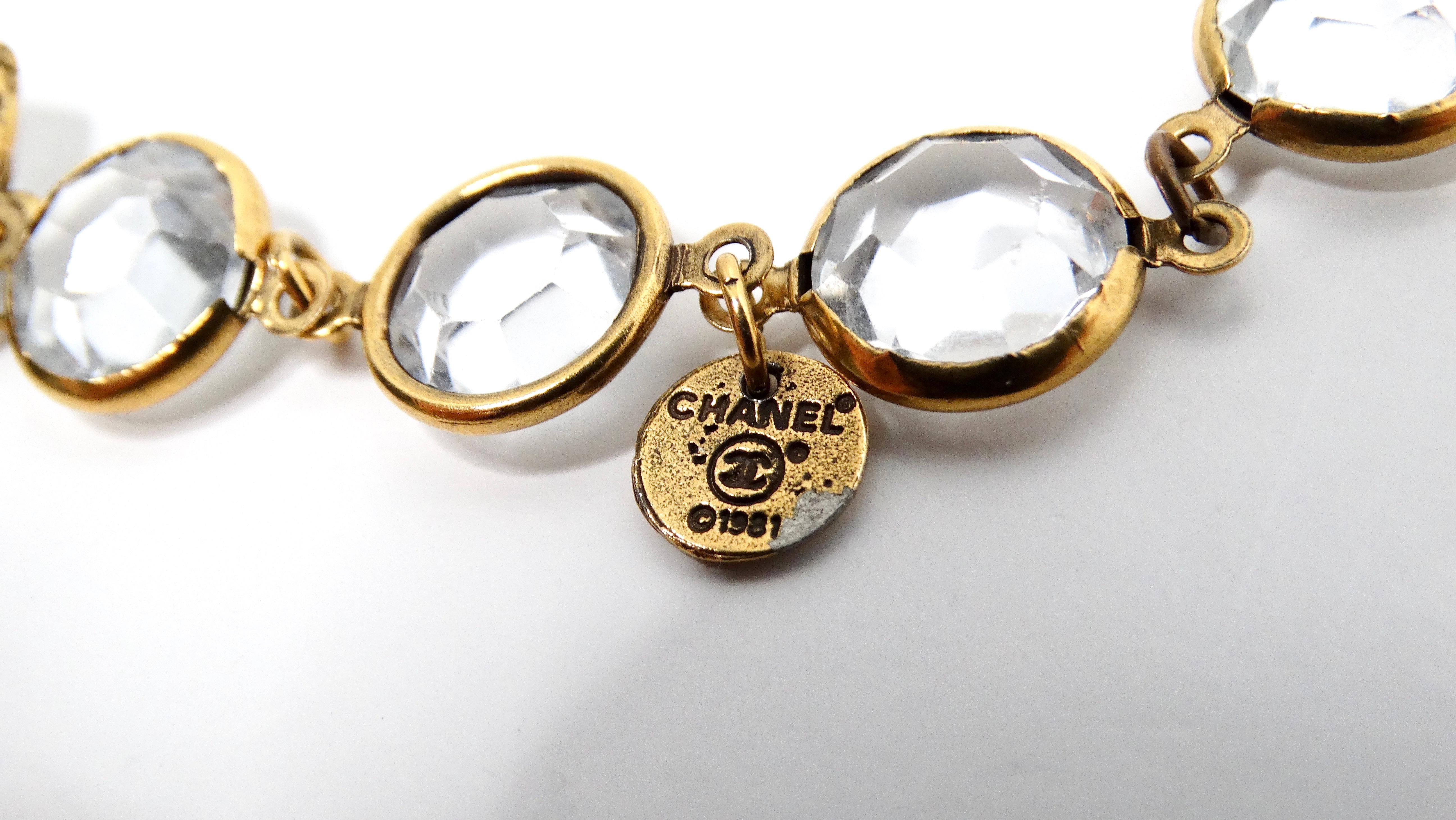 1981 Collana Chanel lunga con cristalli trasparenti e catena placcata oro in vendita 1
