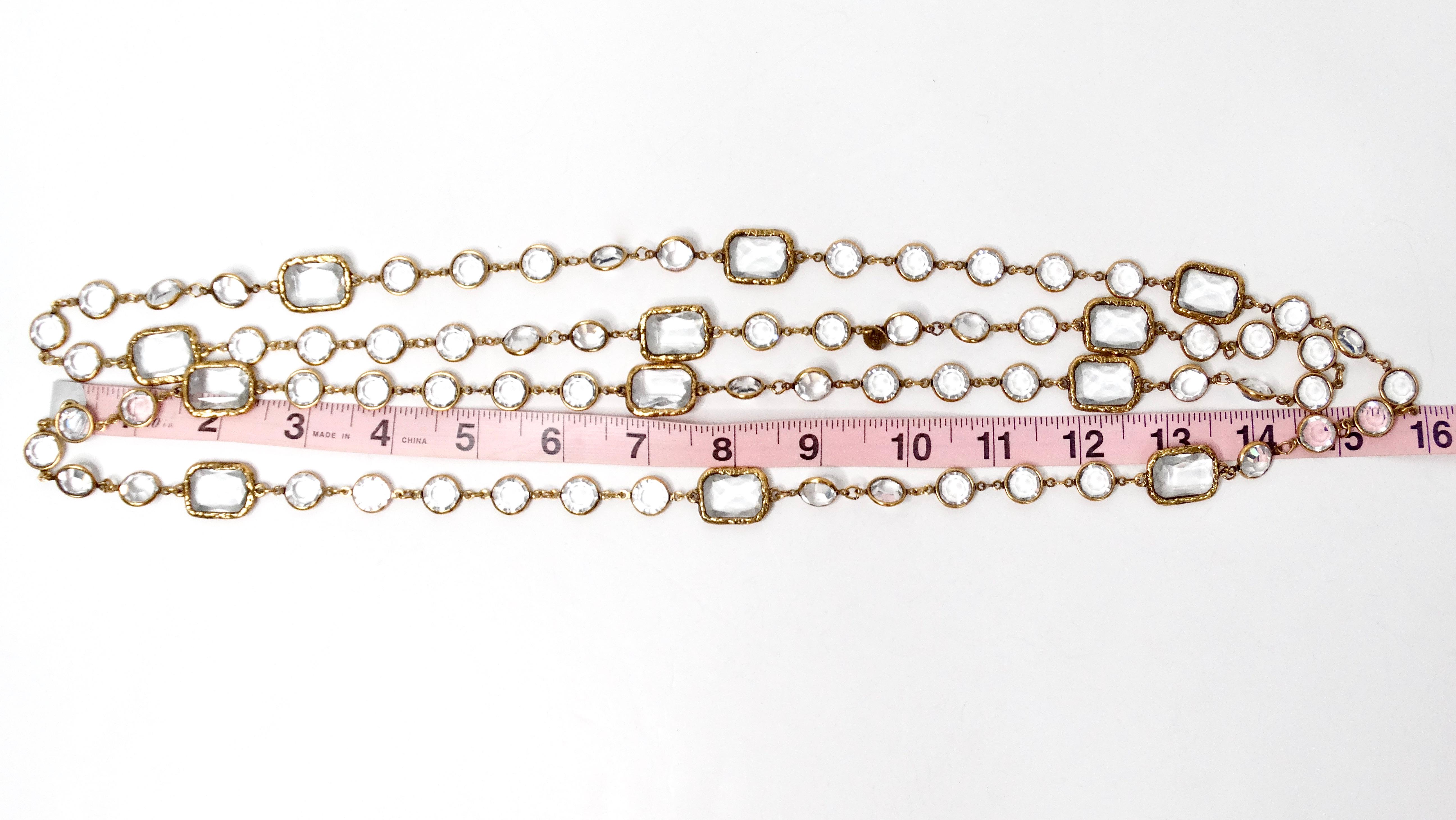 1981 Collana Chanel lunga con cristalli trasparenti e catena placcata oro in vendita 2