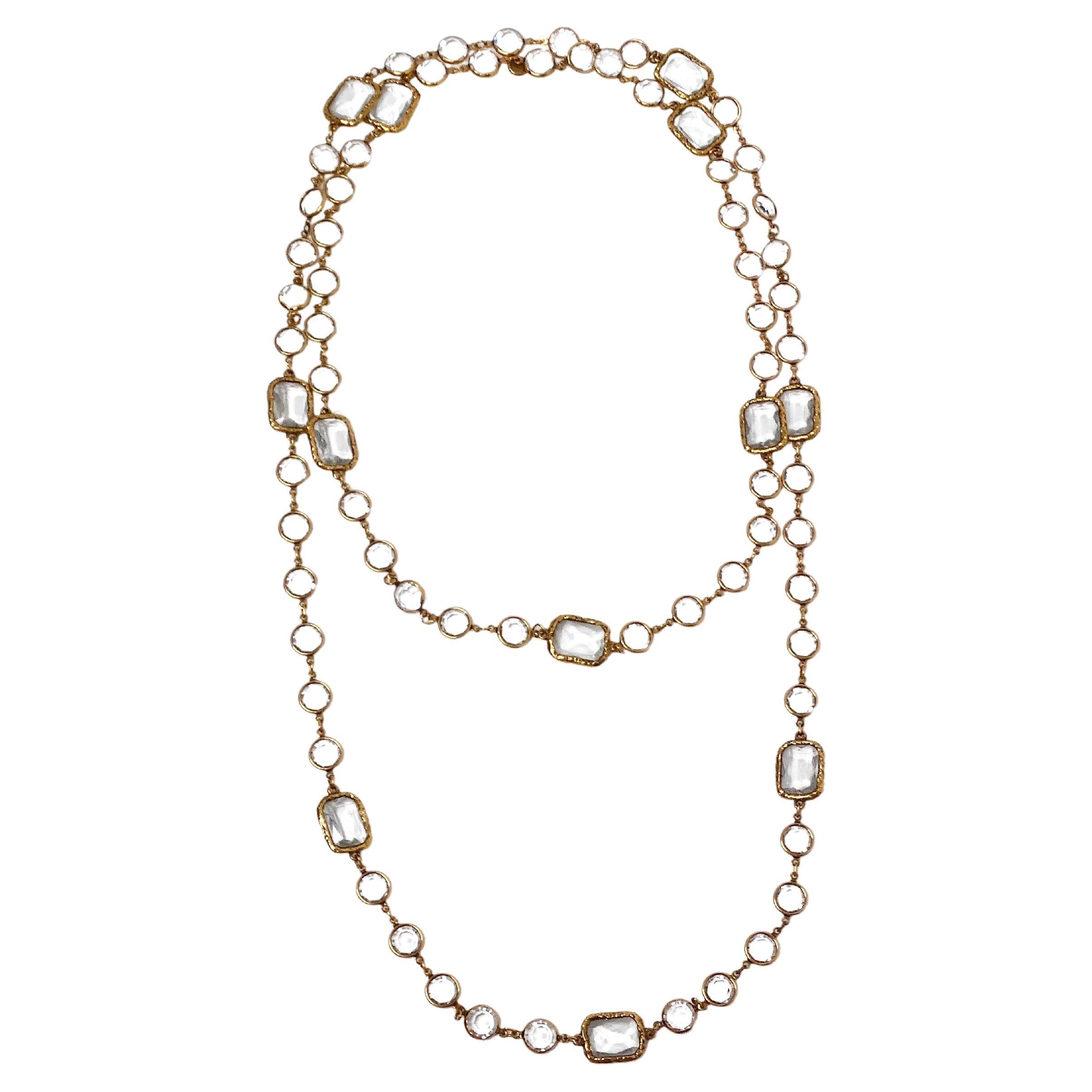 1981 Collana Chanel lunga con cristalli trasparenti e catena placcata oro in vendita