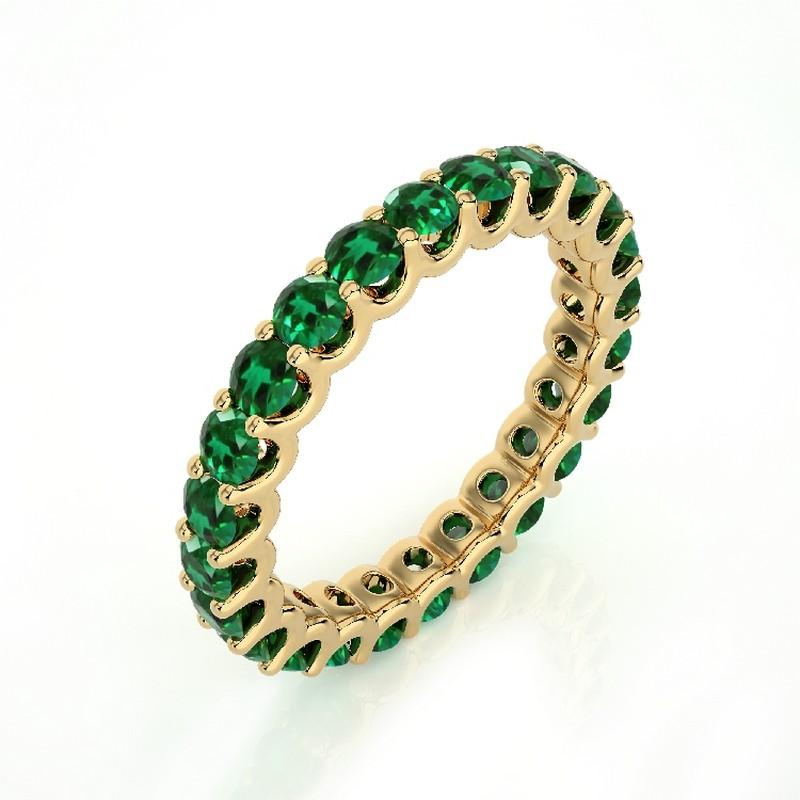 Emerald Total Carat Weight: This exquisite 1981 Classic Collection wedding ring features a total carat weight of 2 carats, showcasing 23 stunning round emeralds that radiate lush green hues and timeless beauty.

Gold Purity: Crafted with precision
