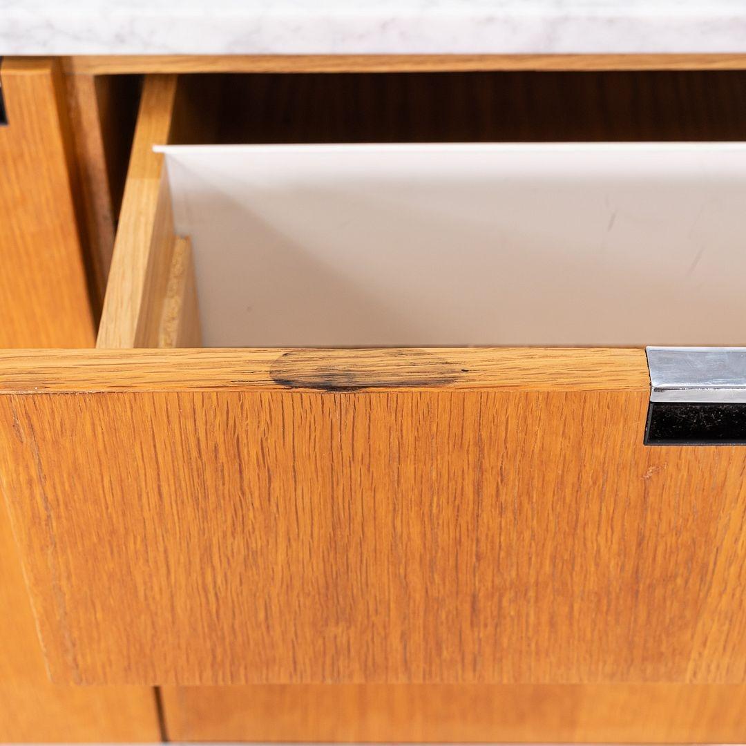 1981 Florence Knoll Credenza/armadio a due posizioni in Oak e marmo in vendita 3