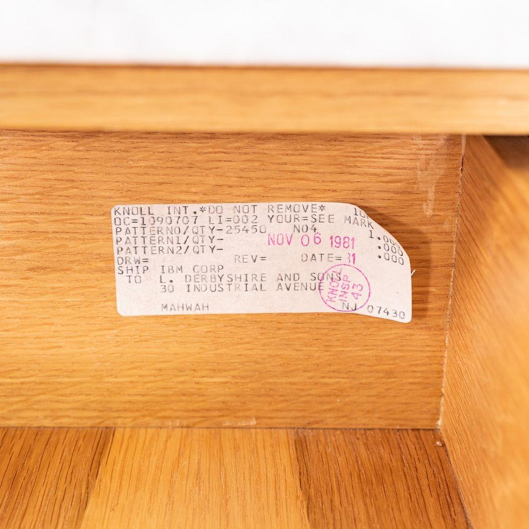 Moderno 1981 Florence Knoll Credenza/armadio a due posizioni in Oak e marmo in vendita