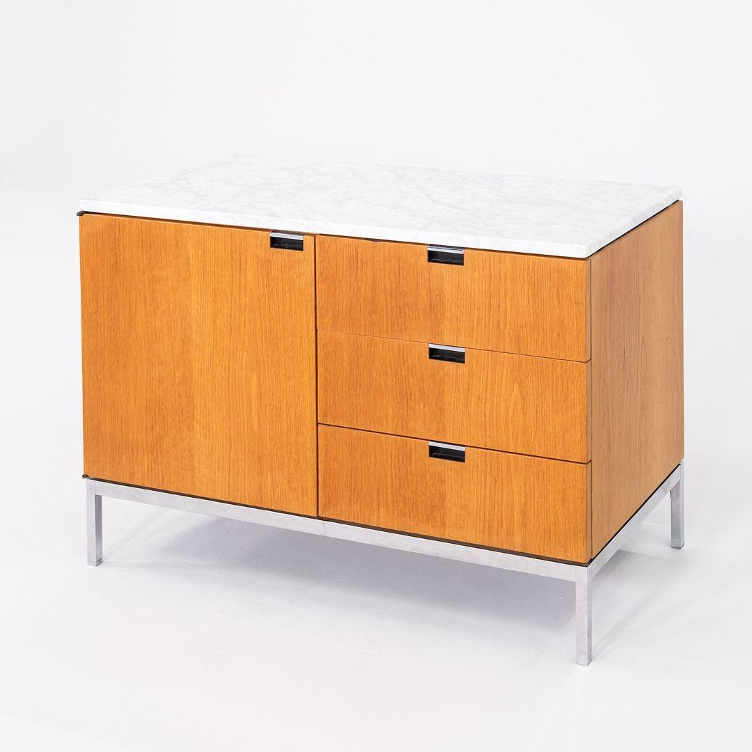1981 Florence Knoll Credenza/armadio a due posizioni in Oak e marmo In condizioni buone in vendita a Philadelphia, PA