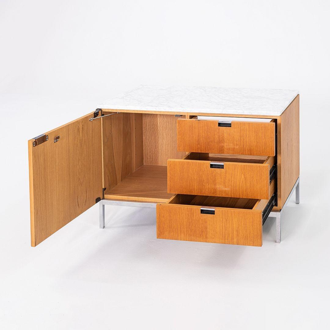 Fine XX secolo 1981 Florence Knoll Credenza/armadio a due posizioni in Oak e marmo in vendita