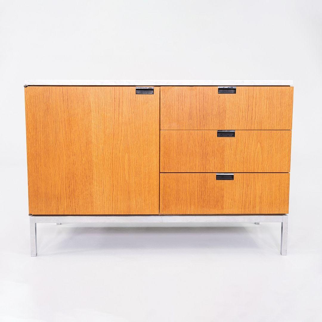 1981 Florence Knoll Credenza/armadio a due posizioni in Oak e marmo in vendita 1