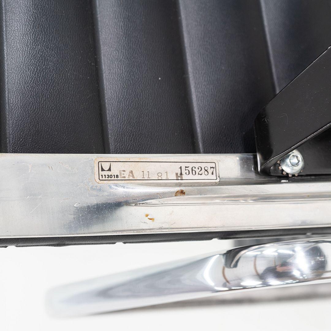 1981 Herman Miller Eames Aluminum Group Chefsessel in Schwarz Naugahyde im Angebot 3