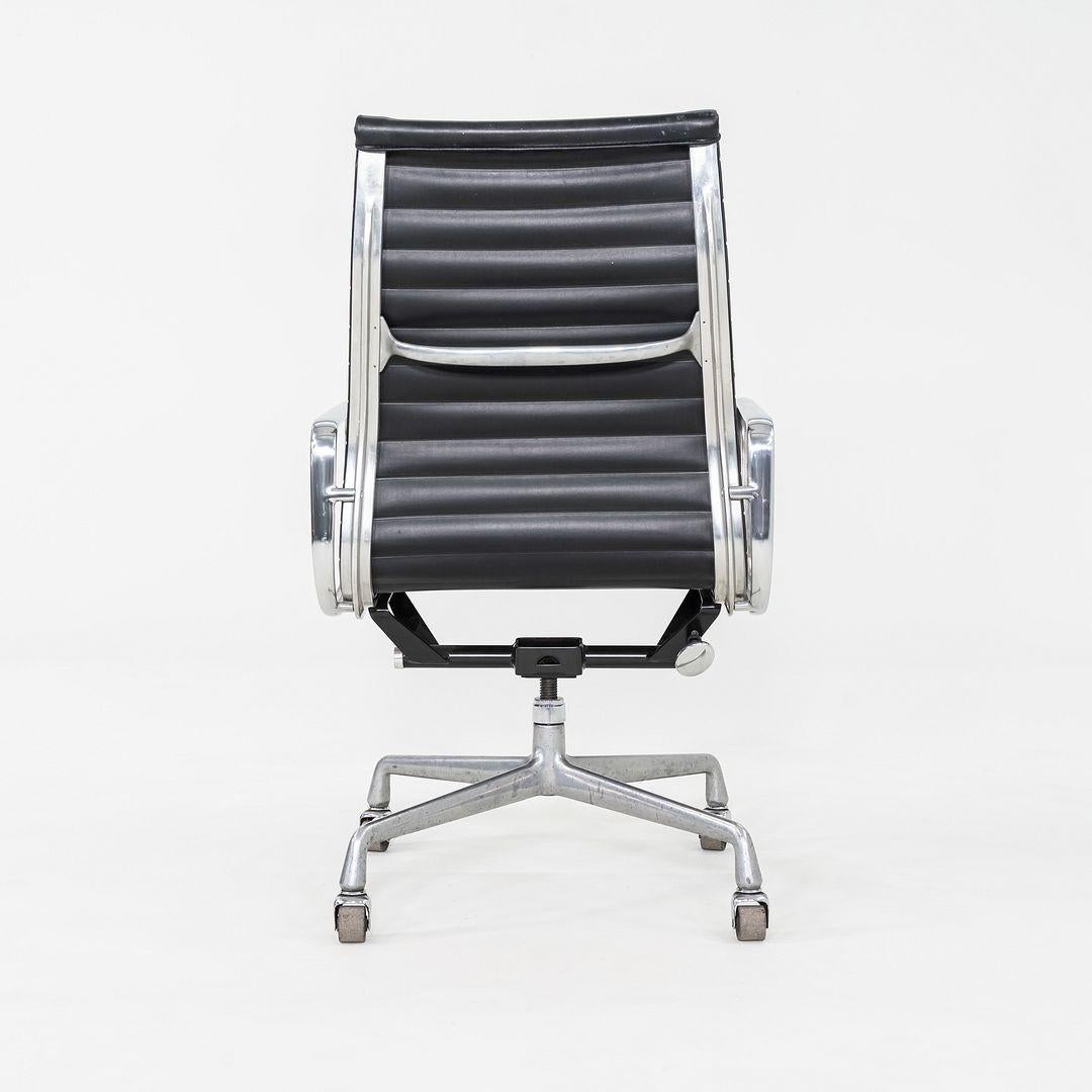 1981 Herman Miller Eames Aluminum Group Chefsessel in Schwarz Naugahyde im Angebot 4