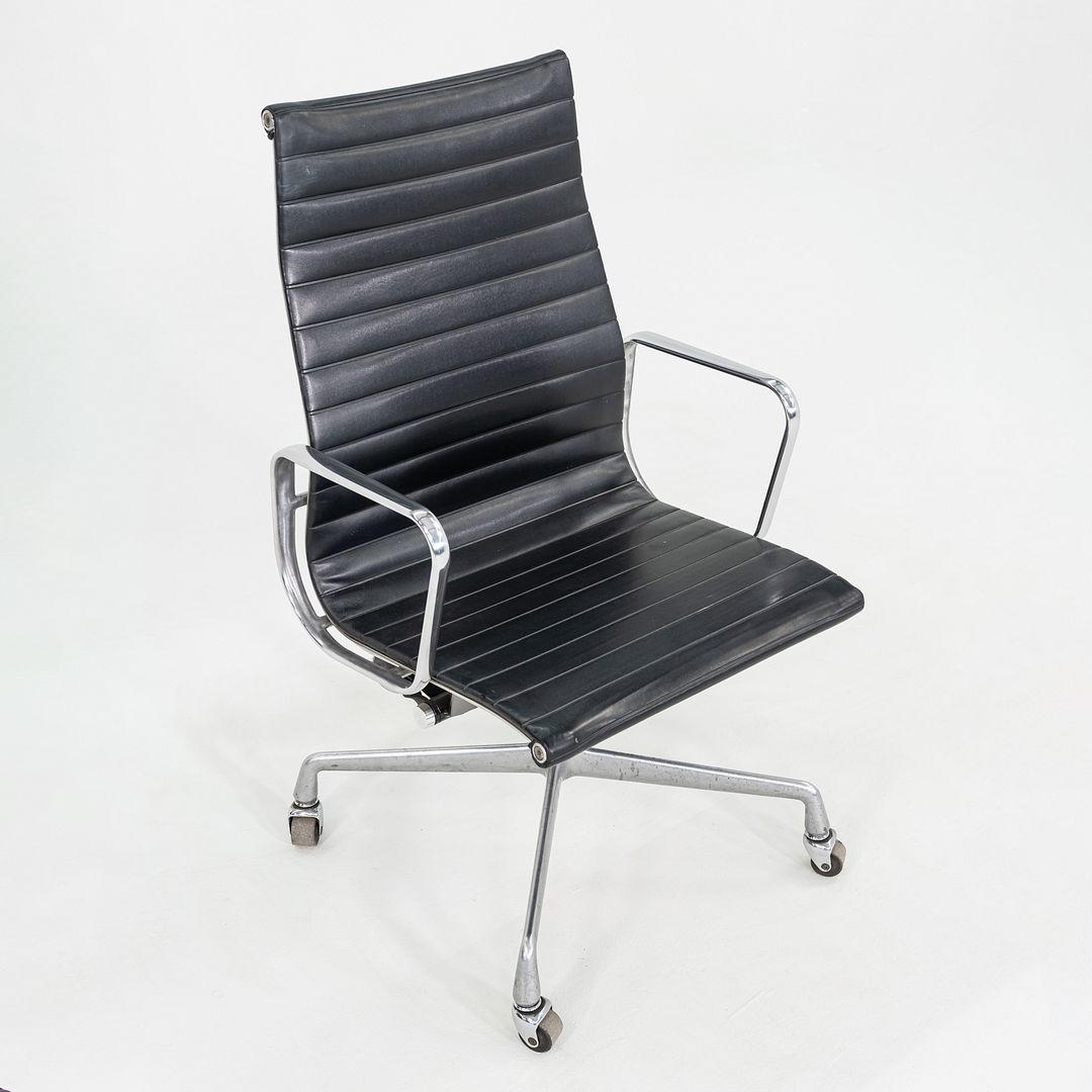 Dies ist ein Eames Aluminum Group Executive Desk Chair, Modell EA320, ursprünglich entworfen von Charles und Ray Eames für Herman Miller im Jahr 1958. Dieses Exemplar stammt aus dem Jahr 1981. Das Design zeichnet sich durch ein verstellbares