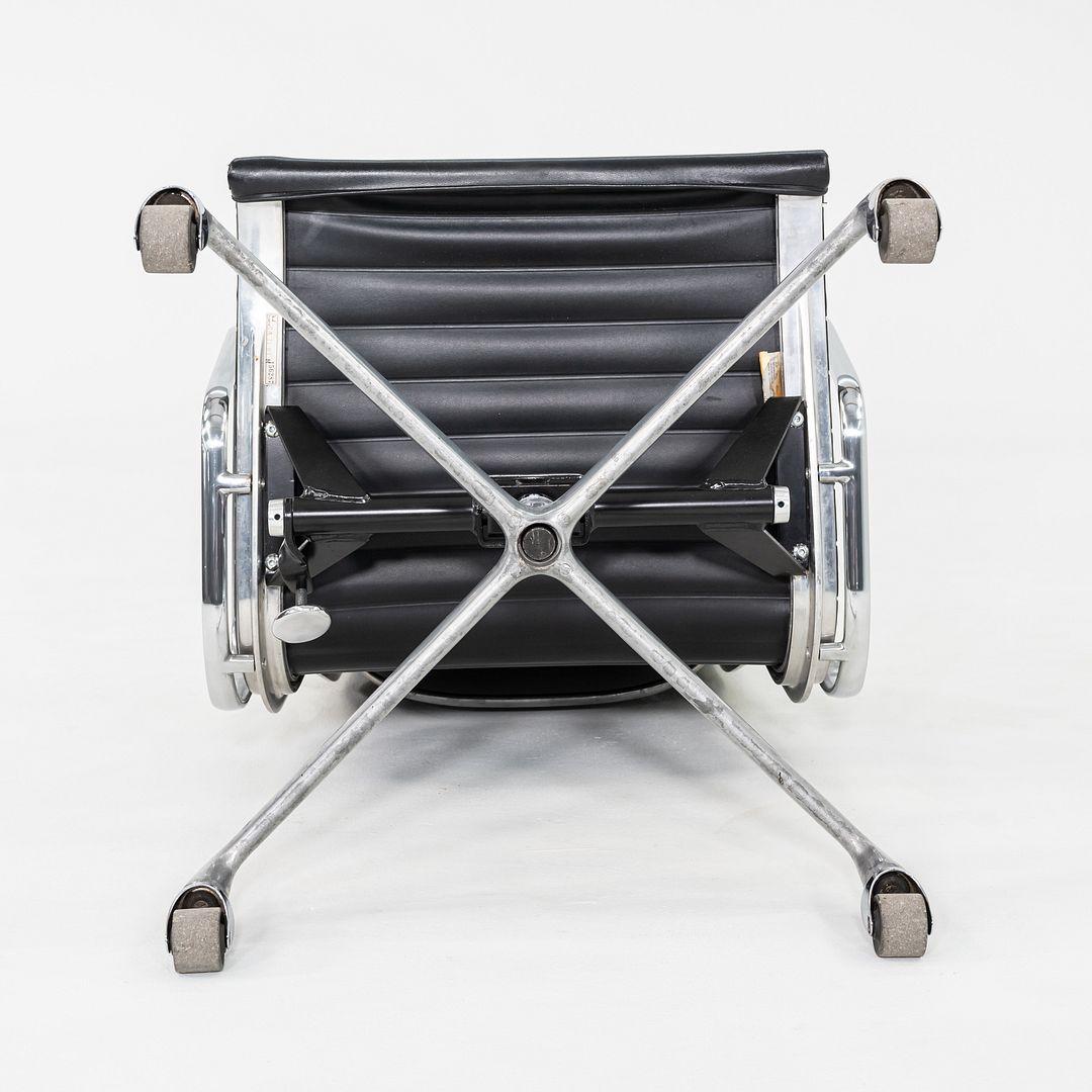 1981 Herman Miller Eames Aluminum Group Chefsessel in Schwarz Naugahyde (Moderne) im Angebot