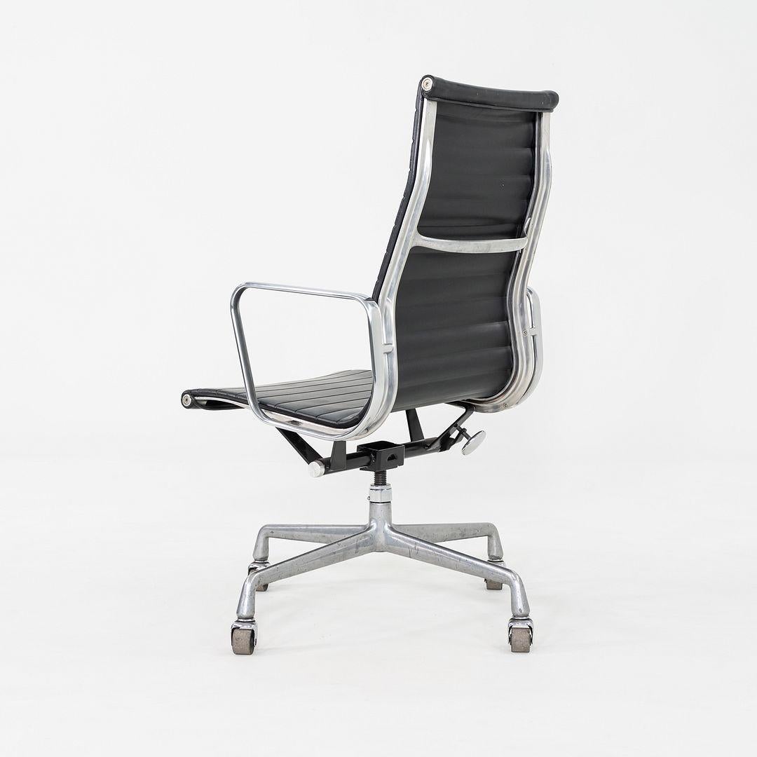 1981 Herman Miller Eames Aluminum Group Chefsessel in Schwarz Naugahyde im Zustand „Gut“ im Angebot in Philadelphia, PA
