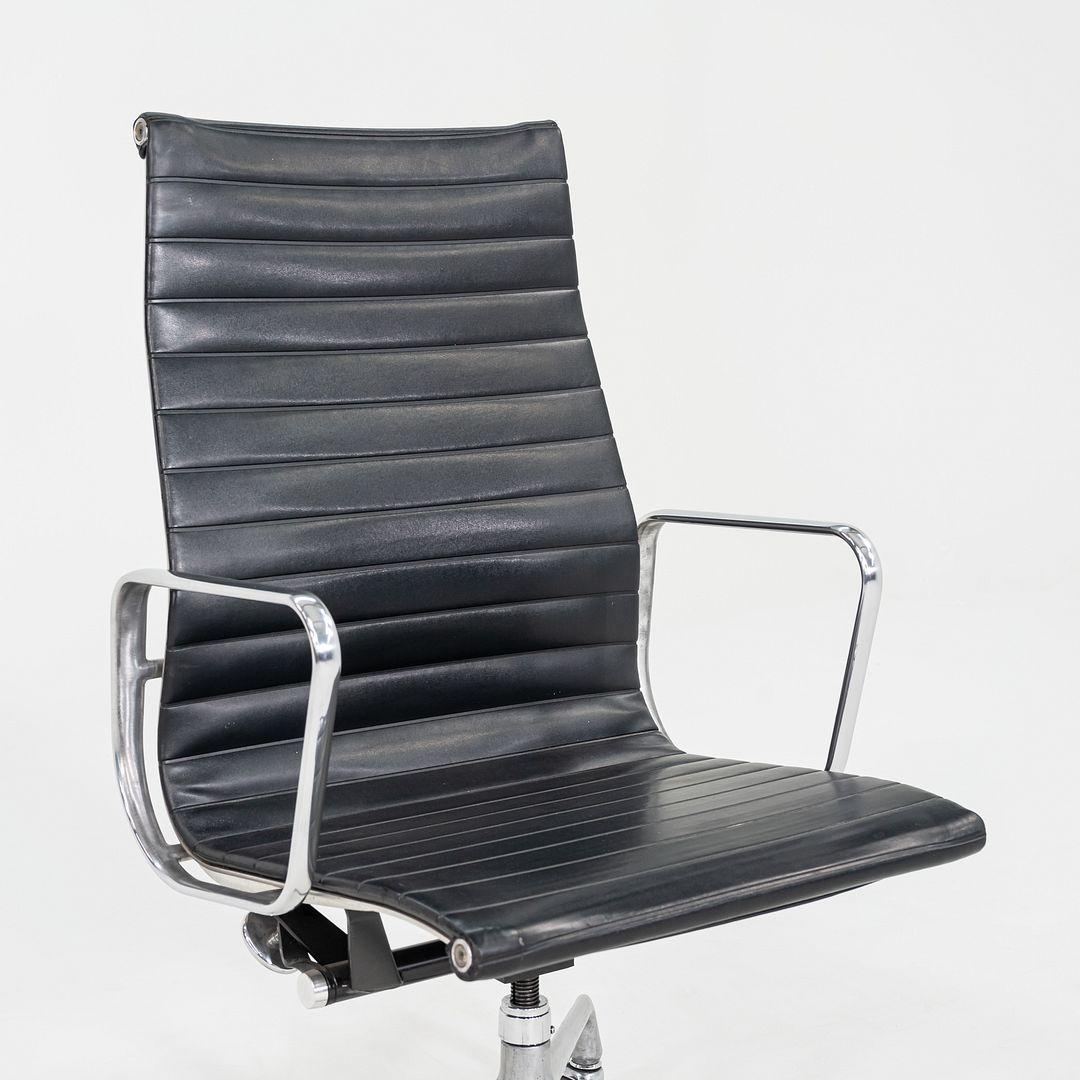 1981 Herman Miller Eames Aluminum Group Chefsessel in Schwarz Naugahyde (Aluminium) im Angebot