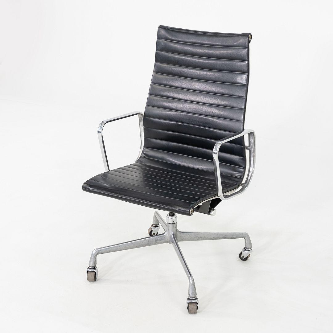 1981 Herman Miller Eames Aluminum Group Chefsessel in Schwarz Naugahyde im Angebot 1