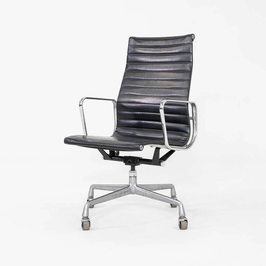 1981 Herman Miller Eames Aluminum Group Chefsessel in Schwarz Naugahyde im Angebot 2