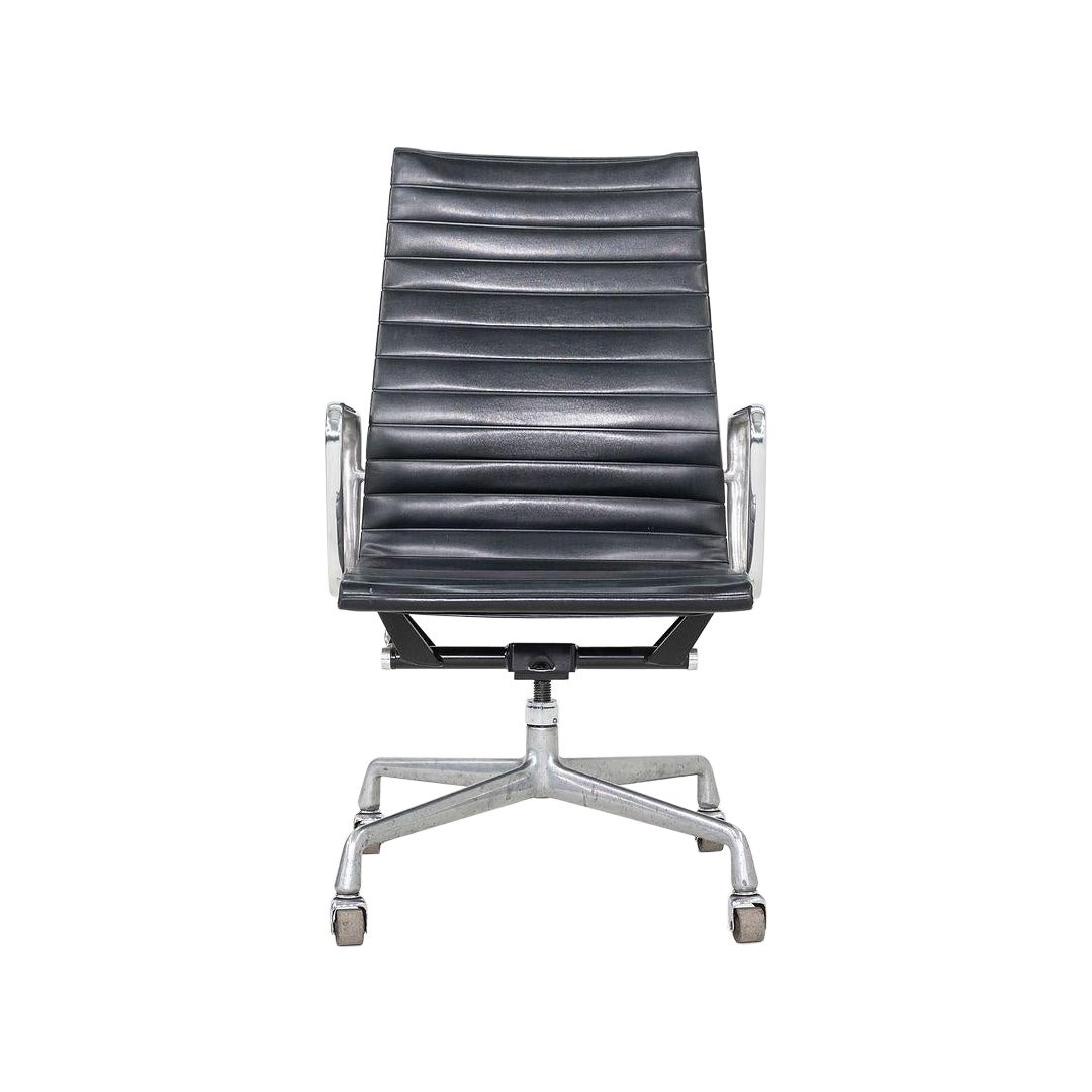 1981 Herman Miller Eames Aluminum Group Chefsessel in Schwarz Naugahyde