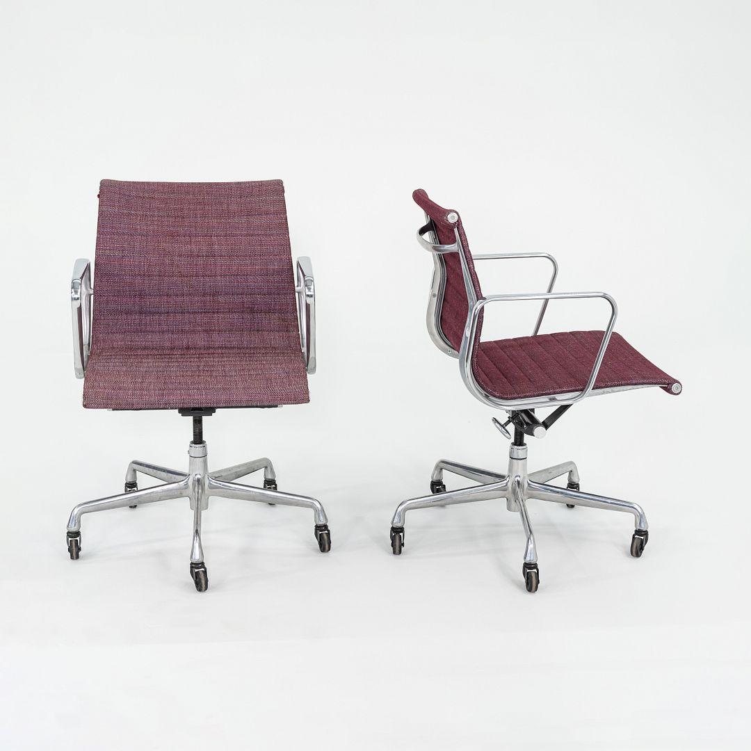 1981 Silla de escritorio Herman Miller Eames Aluminum Group Management en tela morada en venta 3