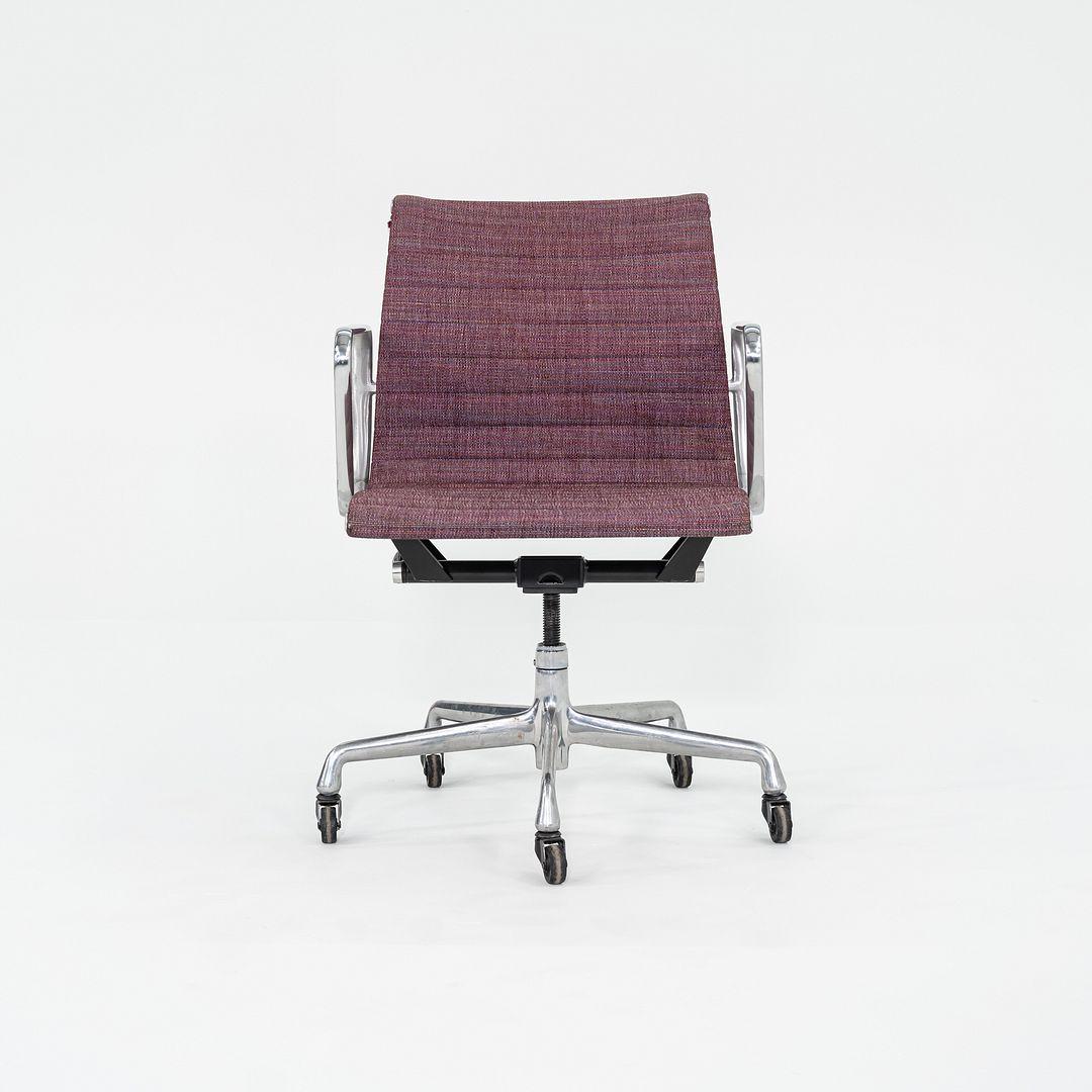 1981 Silla de escritorio Herman Miller Eames Aluminum Group Management en tela morada en venta 5