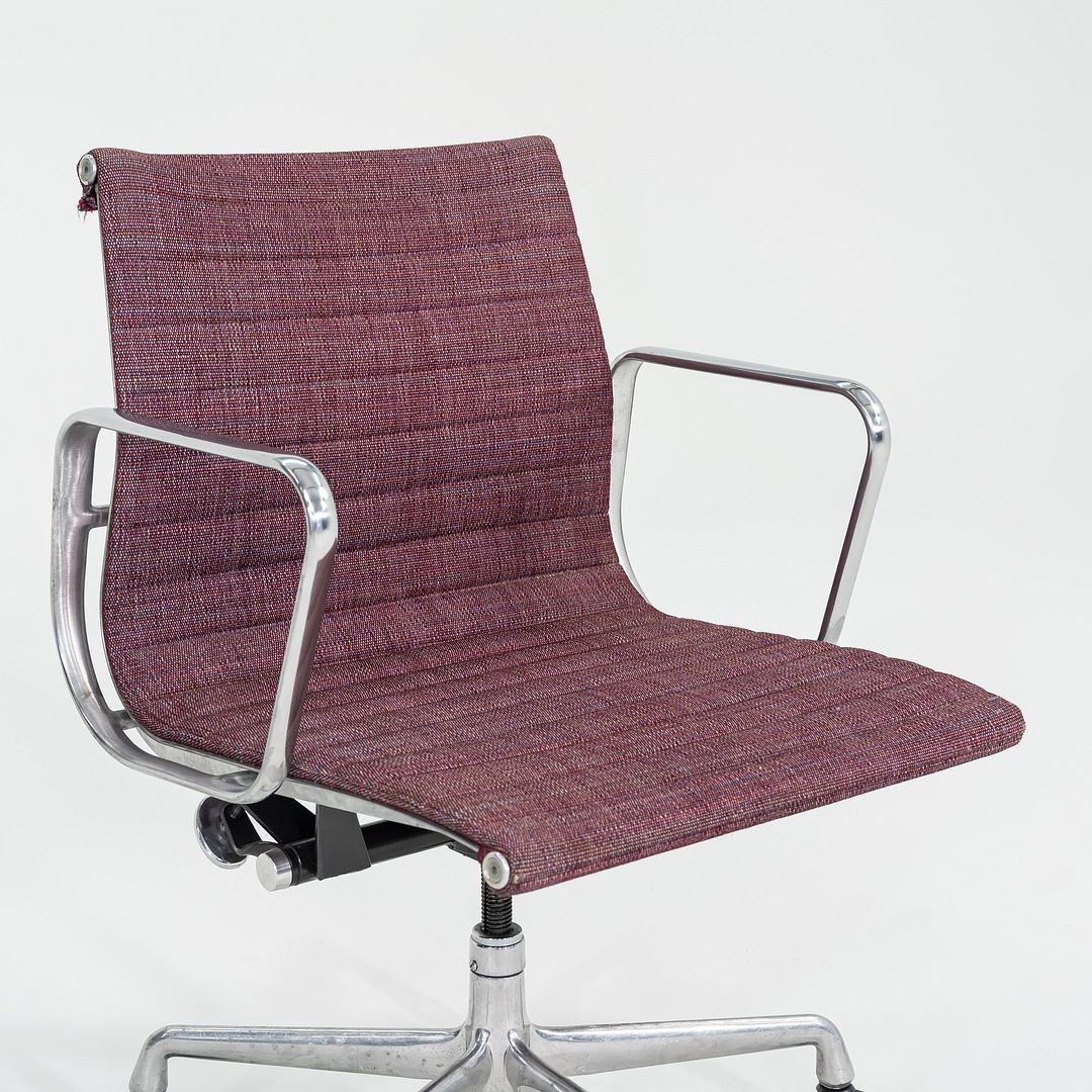 1981 Silla de escritorio Herman Miller Eames Aluminum Group Management en tela morada Moderno en venta