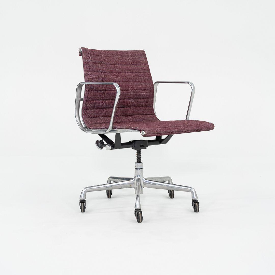 1981 Silla de escritorio Herman Miller Eames Aluminum Group Management en tela morada Estadounidense en venta