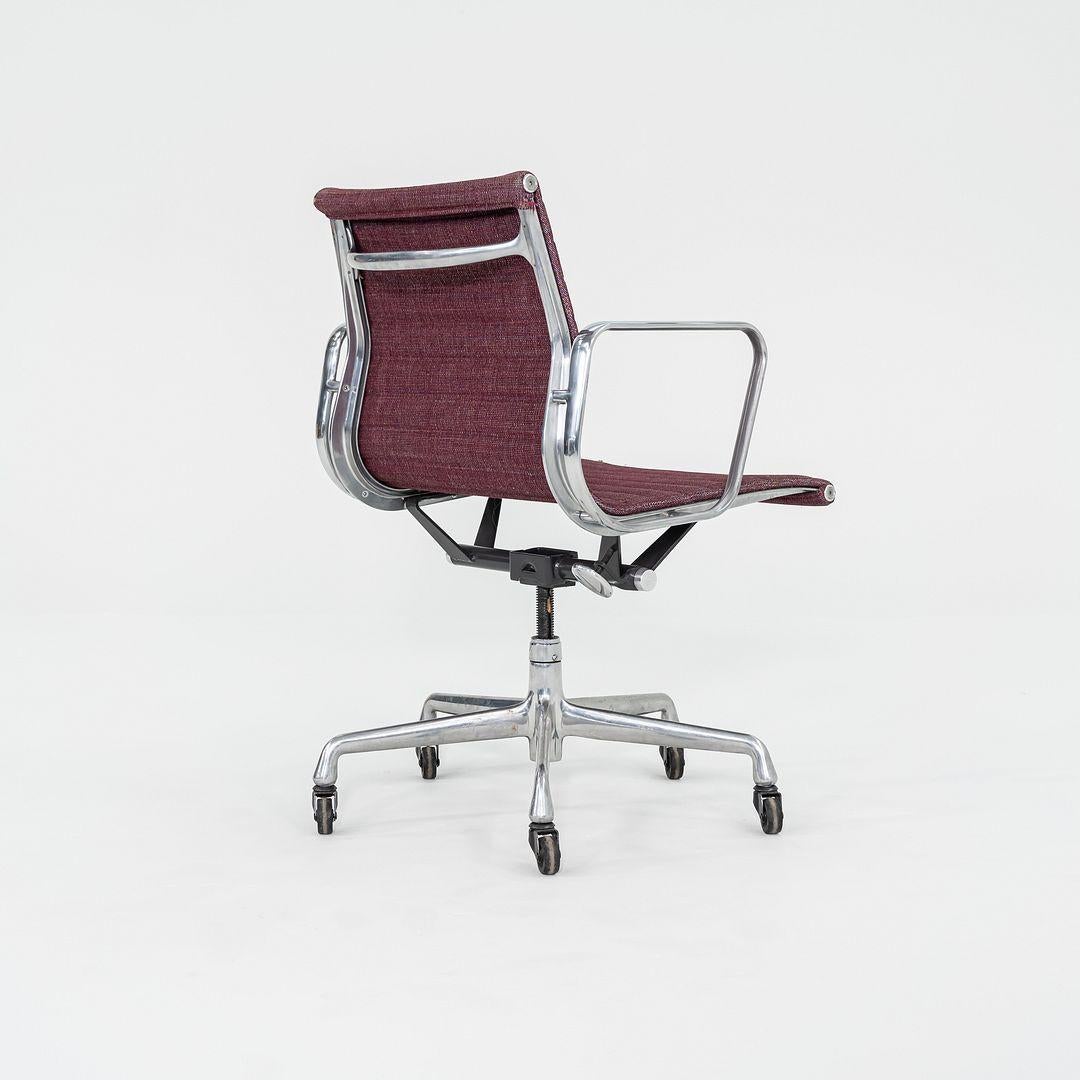 1981 Silla de escritorio Herman Miller Eames Aluminum Group Management en tela morada en Bueno estado para la venta en Philadelphia, PA