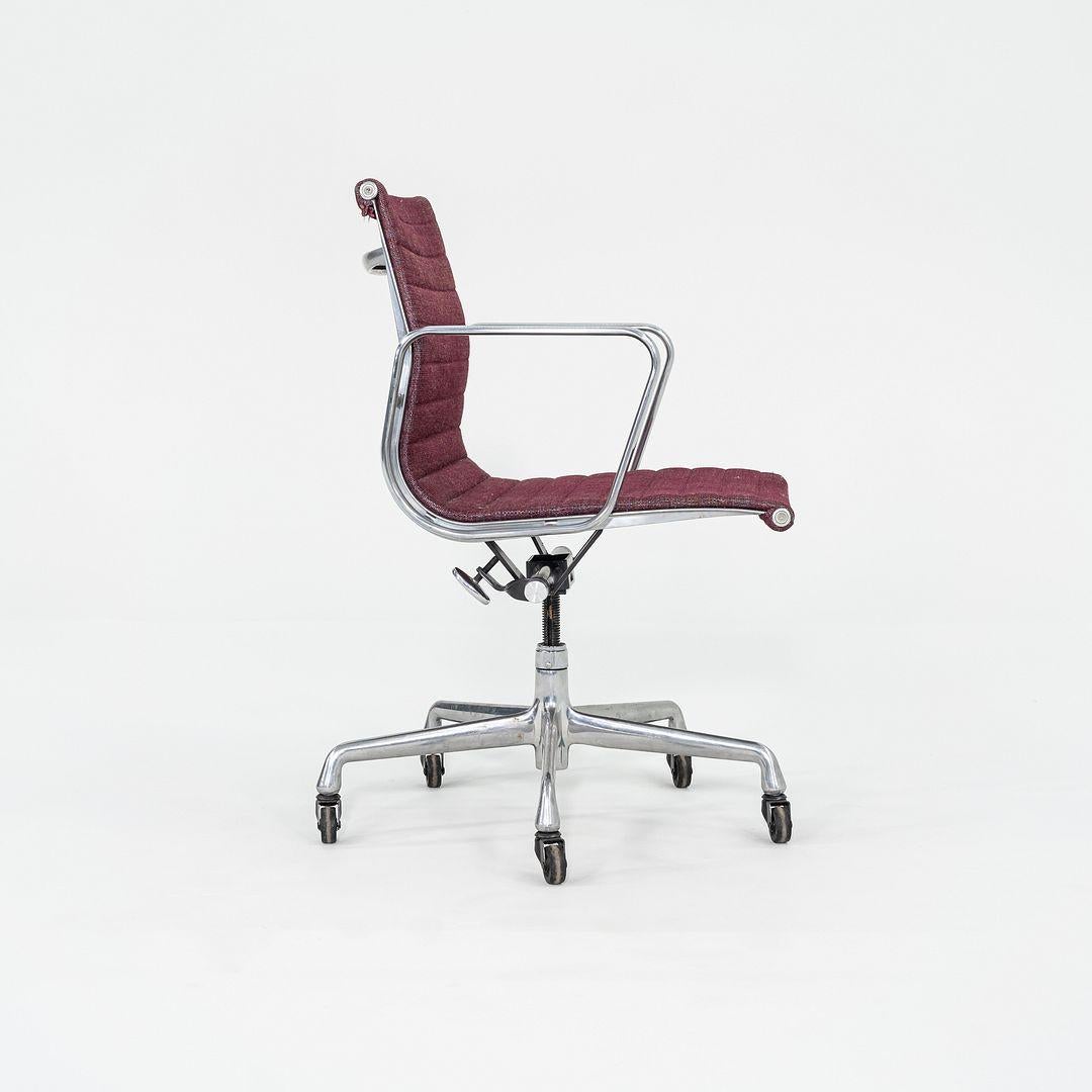 1981 Silla de escritorio Herman Miller Eames Aluminum Group Management en tela morada finales del siglo XX en venta