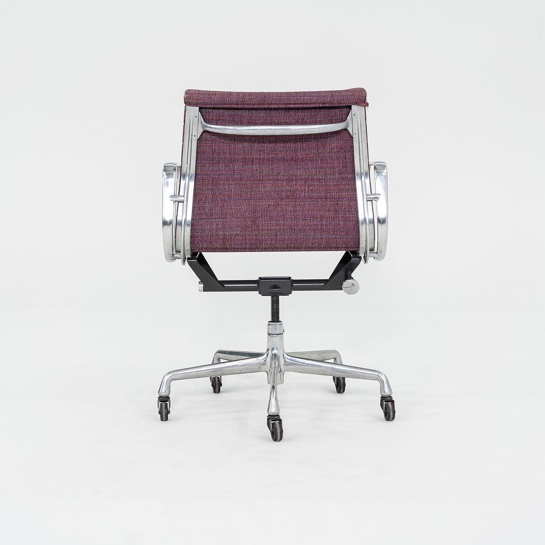 1981 Silla de escritorio Herman Miller Eames Aluminum Group Management en tela morada Tela en venta