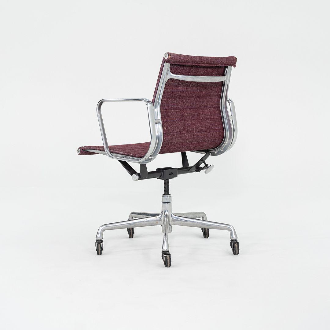 1981 Silla de escritorio Herman Miller Eames Aluminum Group Management en tela morada en venta 1