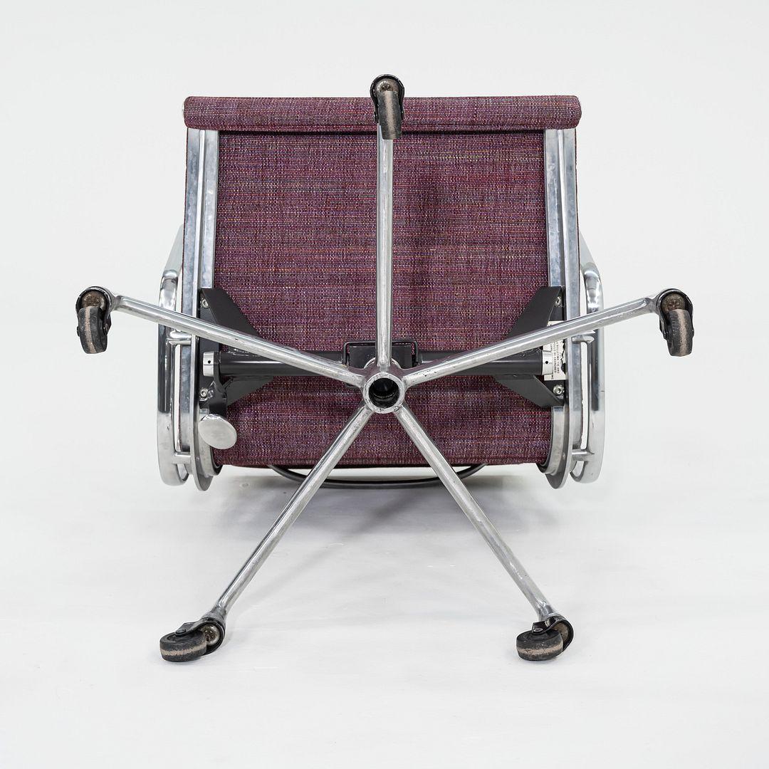 1981 Silla de escritorio Herman Miller Eames Aluminum Group Management en tela morada en venta 2