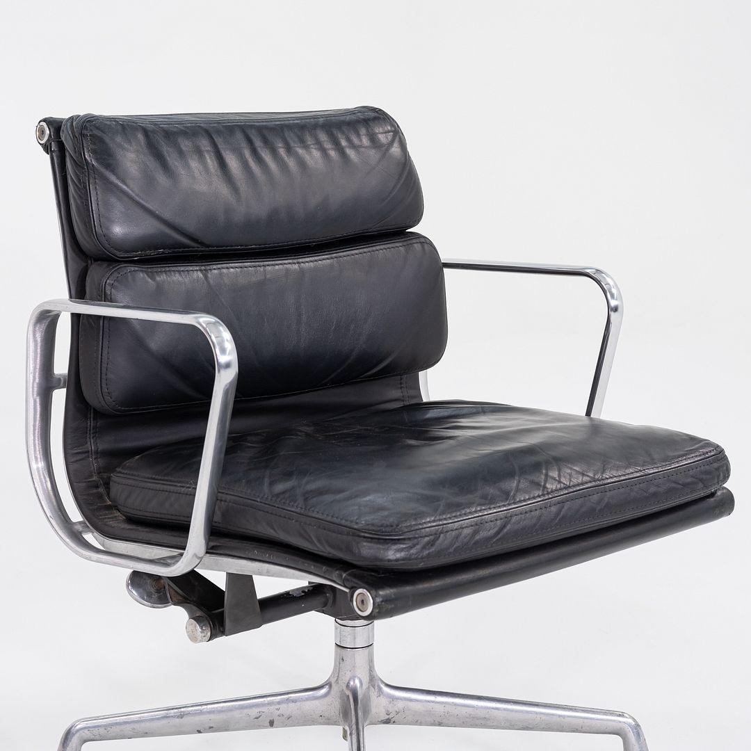 Il s'agit d'une chaise de bureau Eames Aluminum Group Soft Pad Management-Height, modèle EA418, conçue à l'origine par Ray et Charles Eames pour Herman Miller en 1968. Ces exemplaires datent de 1981, avec un revêtement en cuir noir et un dossier en