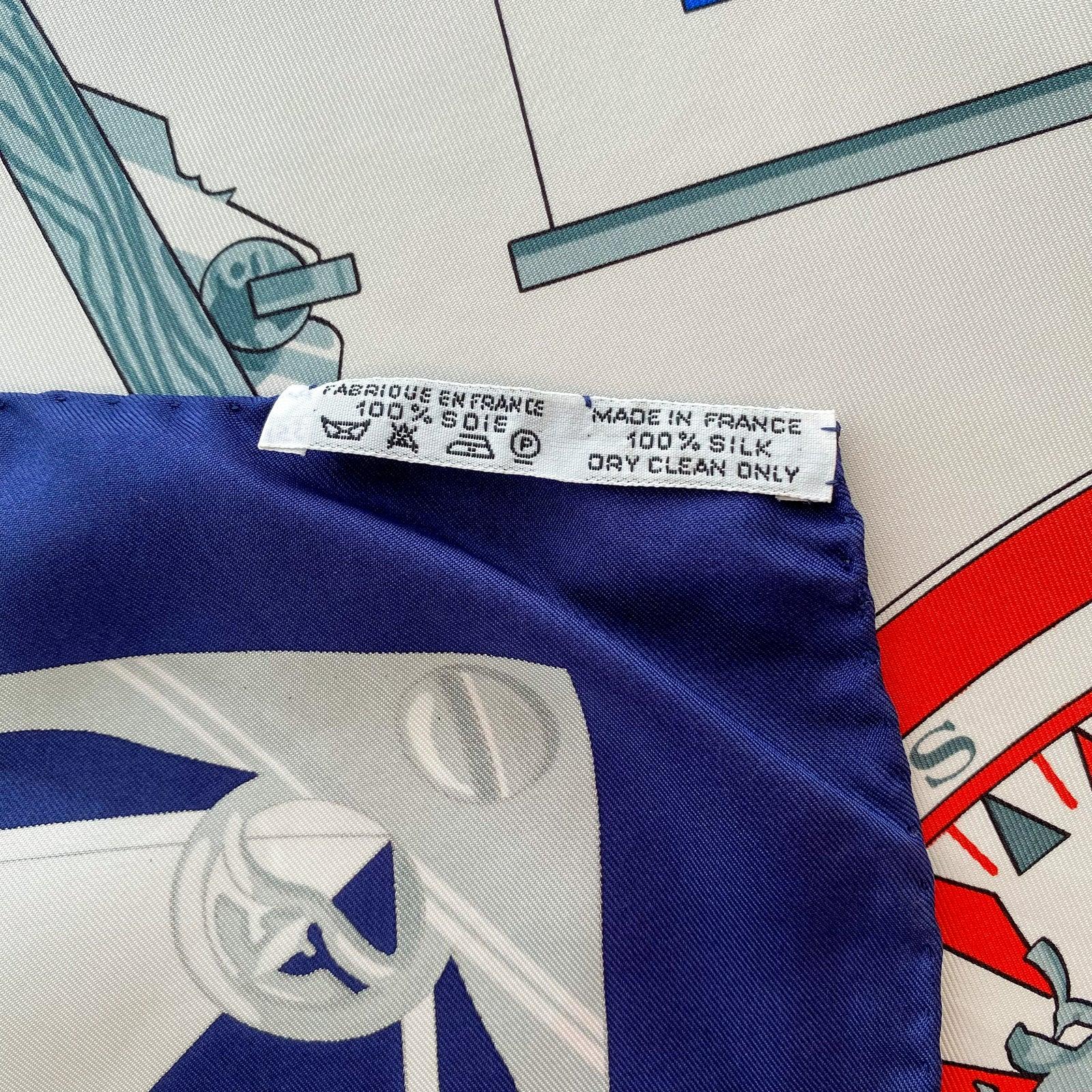 I foulard di Hermès, introdotti per la prima volta nel 1937, sono diventati simboli iconici del lusso e dell'artigianato francese, celebrati per la loro seta pregiata, i bordi arrotolati a mano e le stampe artistiche che riflettono il patrimonio e