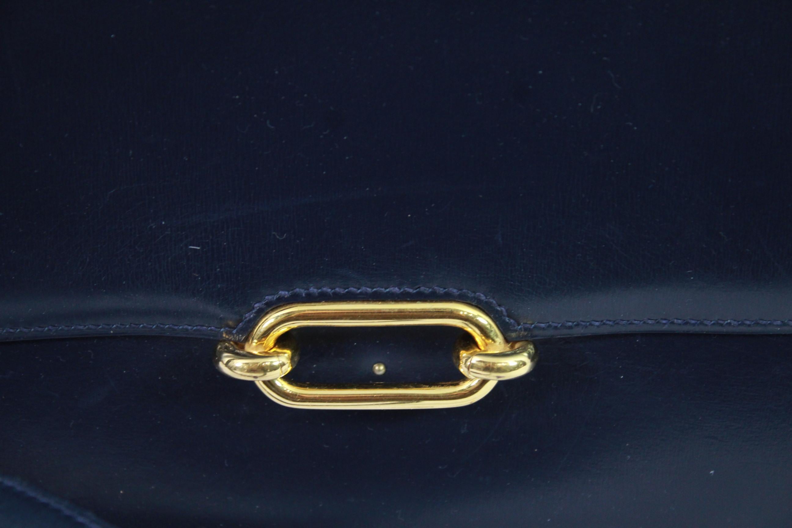 Really nice hard to find Hermes 1981 Fonsbelle bag in navy 
The stap can be doubled so It could be worn hand or shoulder ( just crossbidy for someone of small size)
Bag in relaly good vintage condition (some light signs of use nothing major) 
Bag