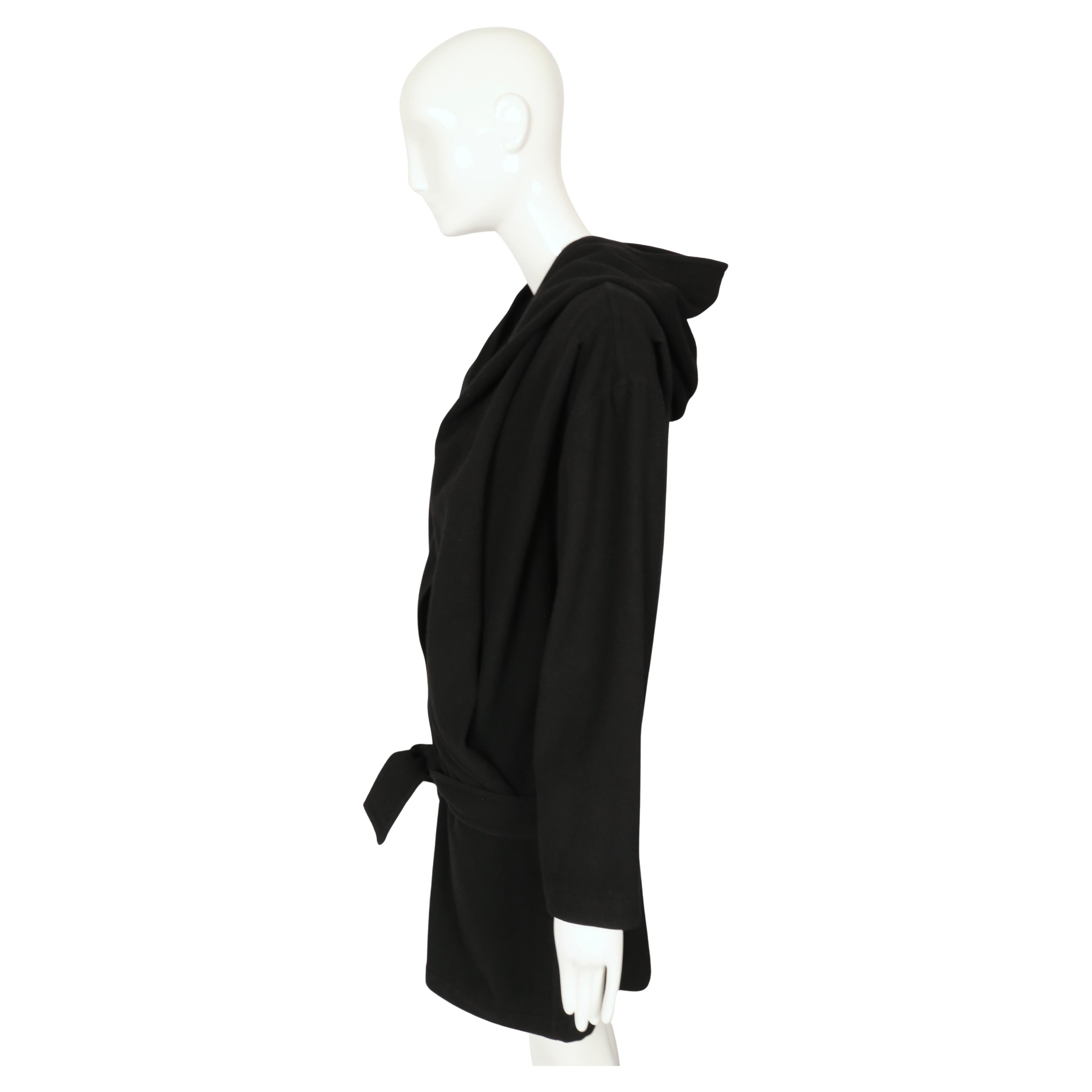1981 Issey Miyake, cappotto RUNWAY drappeggiato in lana nera con cappuccio in vendita 5