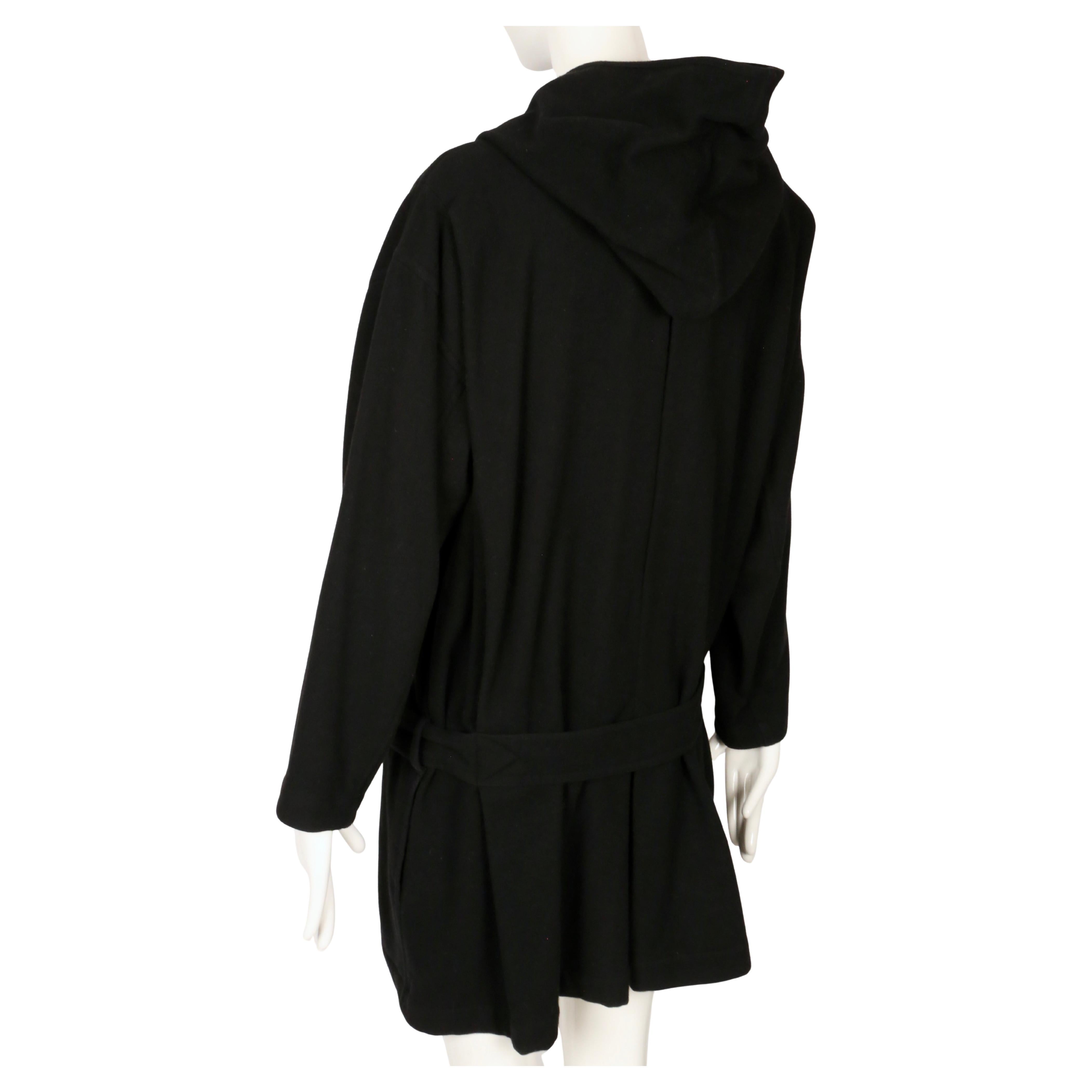 1981 Issey Miyake, cappotto RUNWAY drappeggiato in lana nera con cappuccio in vendita 6