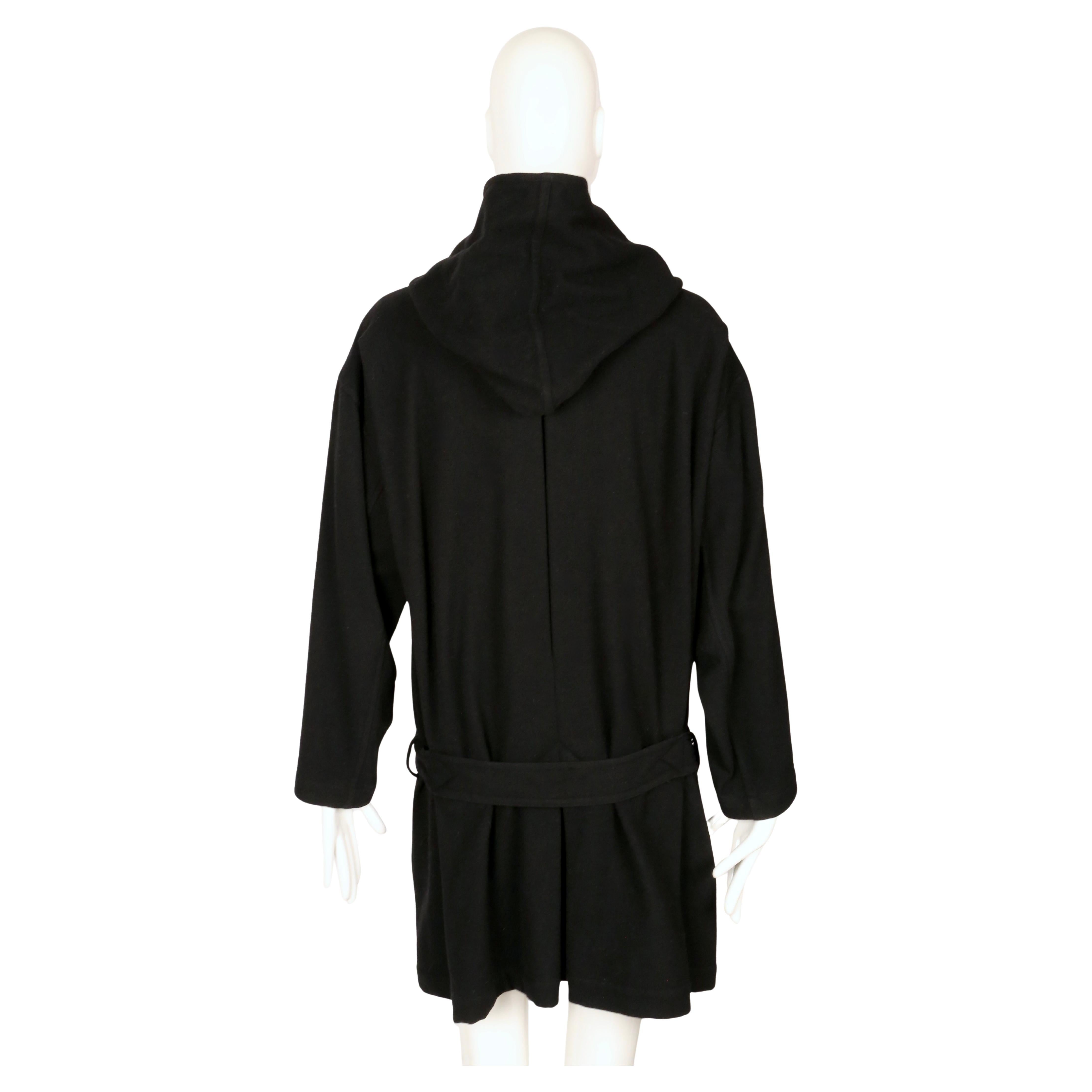 1981 Issey Miyake, cappotto RUNWAY drappeggiato in lana nera con cappuccio in vendita 7