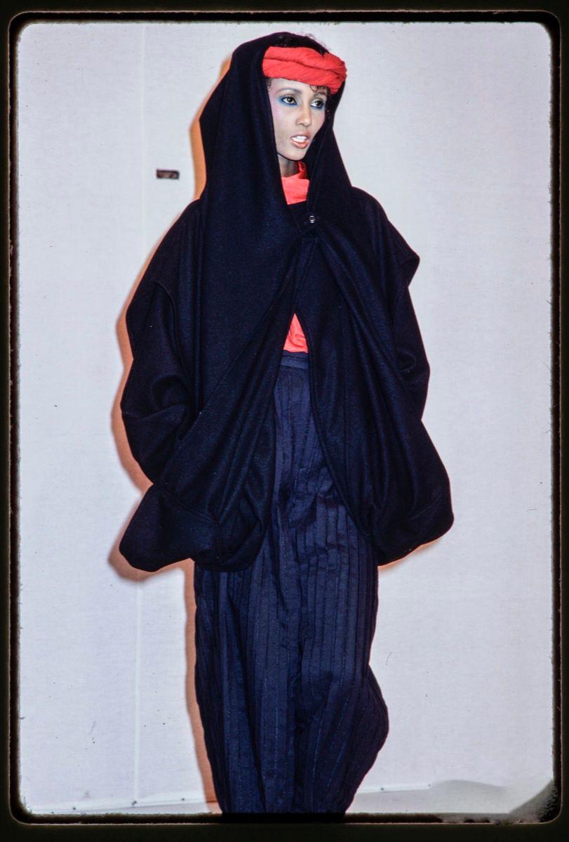 1981 Issey Miyake, cappotto RUNWAY drappeggiato in lana nera con cappuccio in vendita 9