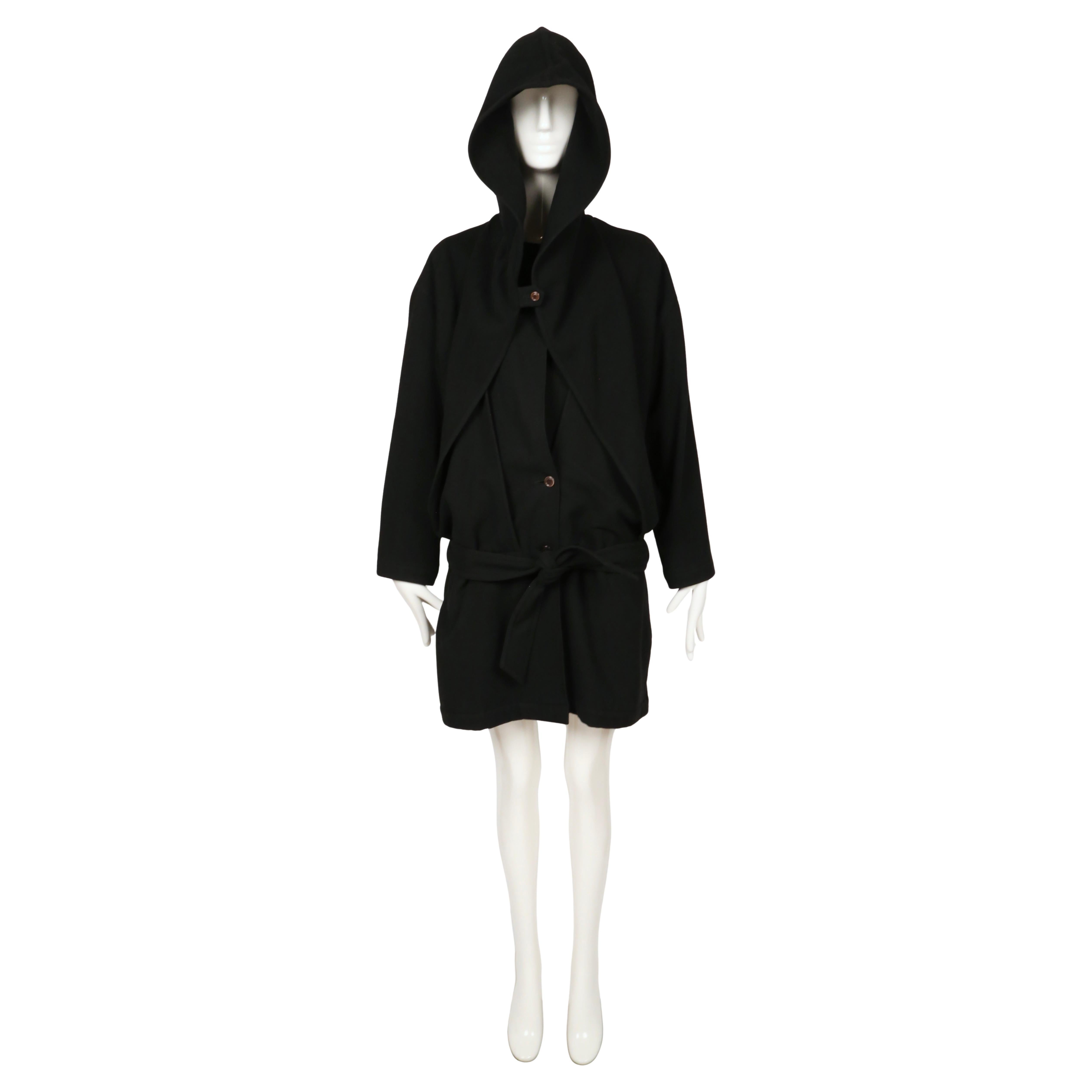 Issey Miyake, Autunno 1981

Un raro cappotto di lana nera della collezione Autunno 1981 di Issey Miyake, notoriamente portato in passerella da Iman Mohamed Abdulmajid. Disegnato con il minimalismo scultoreo tipico di Miyake, il cappotto è tagliato