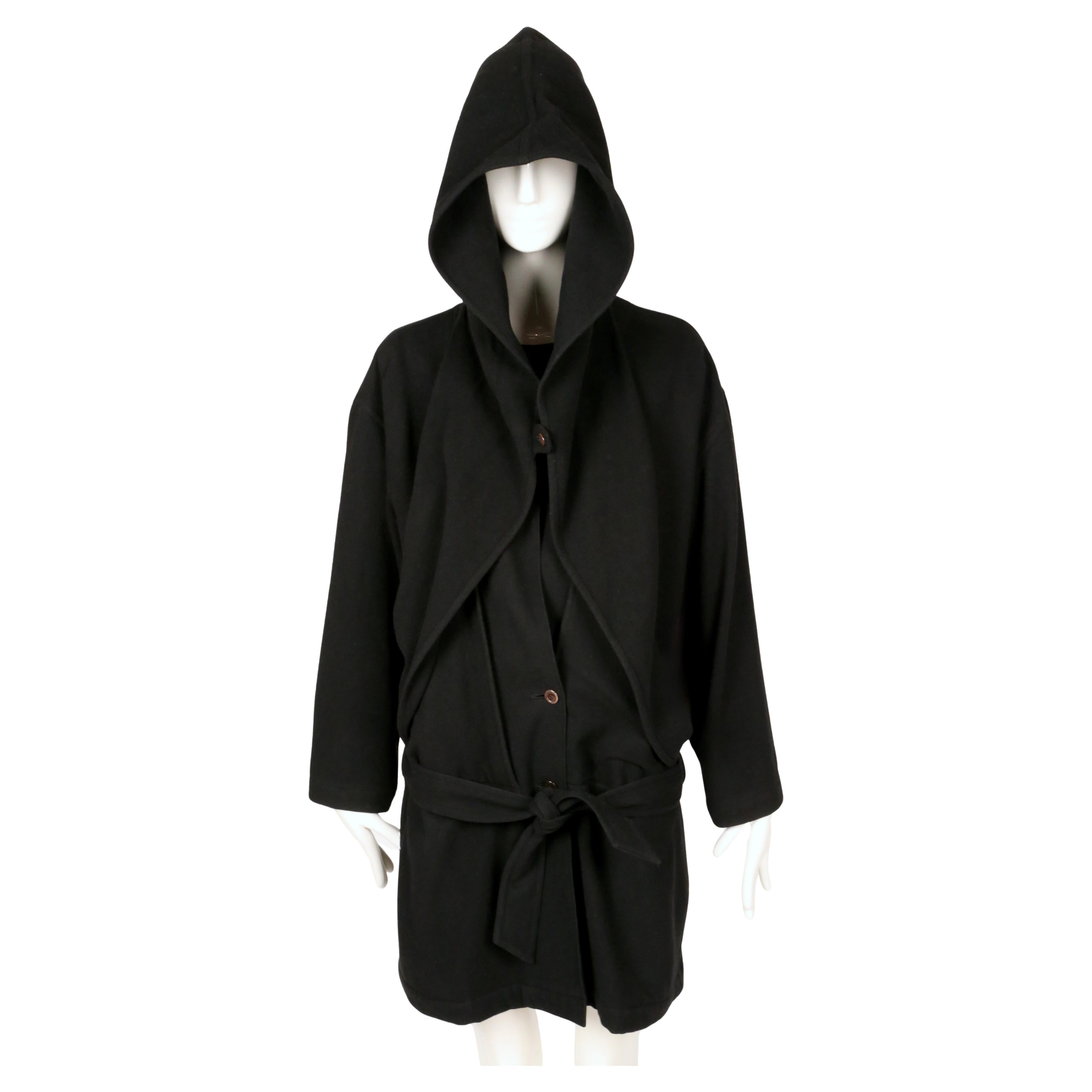 Nero 1981 Issey Miyake, cappotto RUNWAY drappeggiato in lana nera con cappuccio in vendita