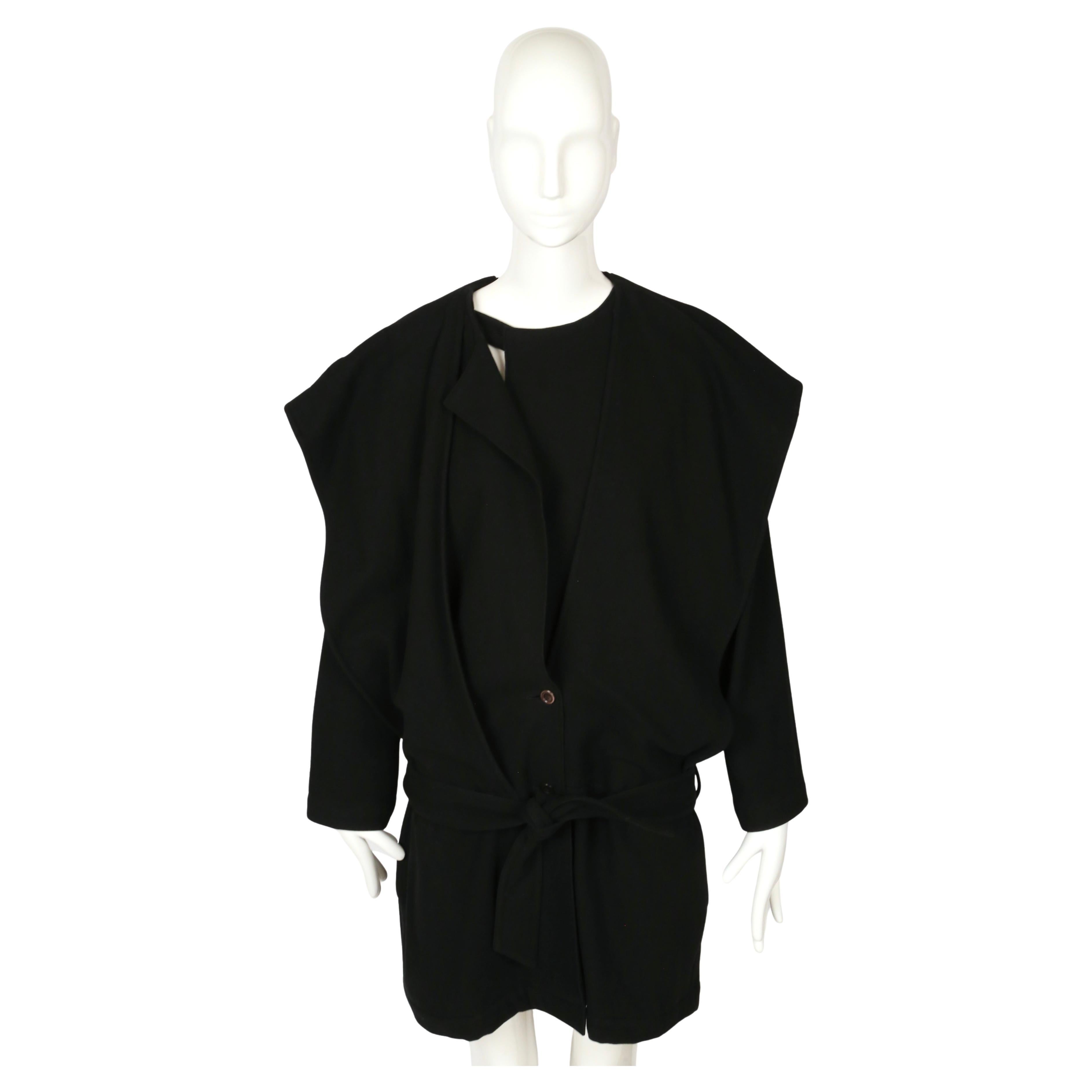 da uomo o donna 1981 Issey Miyake, cappotto RUNWAY drappeggiato in lana nera con cappuccio in vendita
