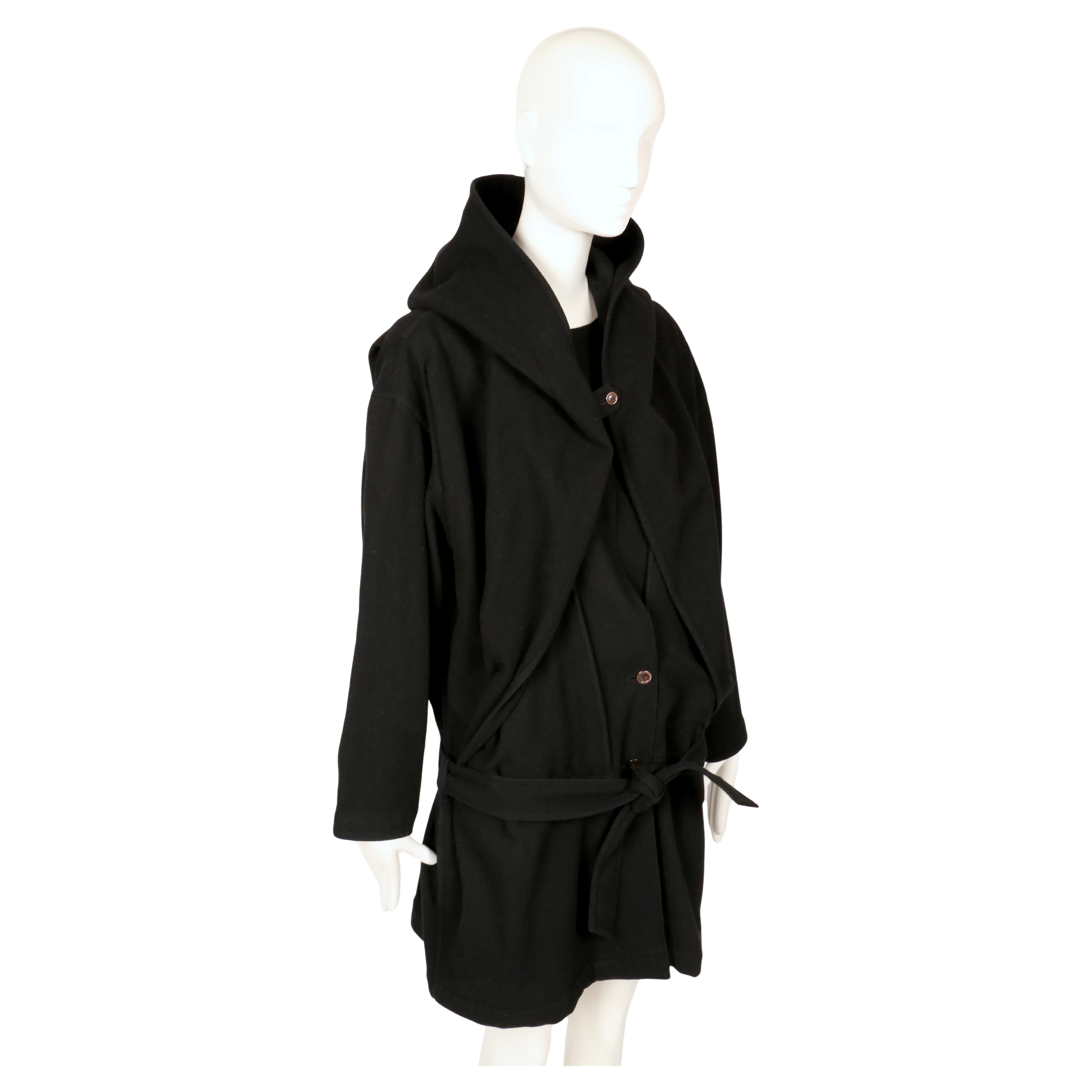 1981 Issey Miyake, cappotto RUNWAY drappeggiato in lana nera con cappuccio in vendita 1