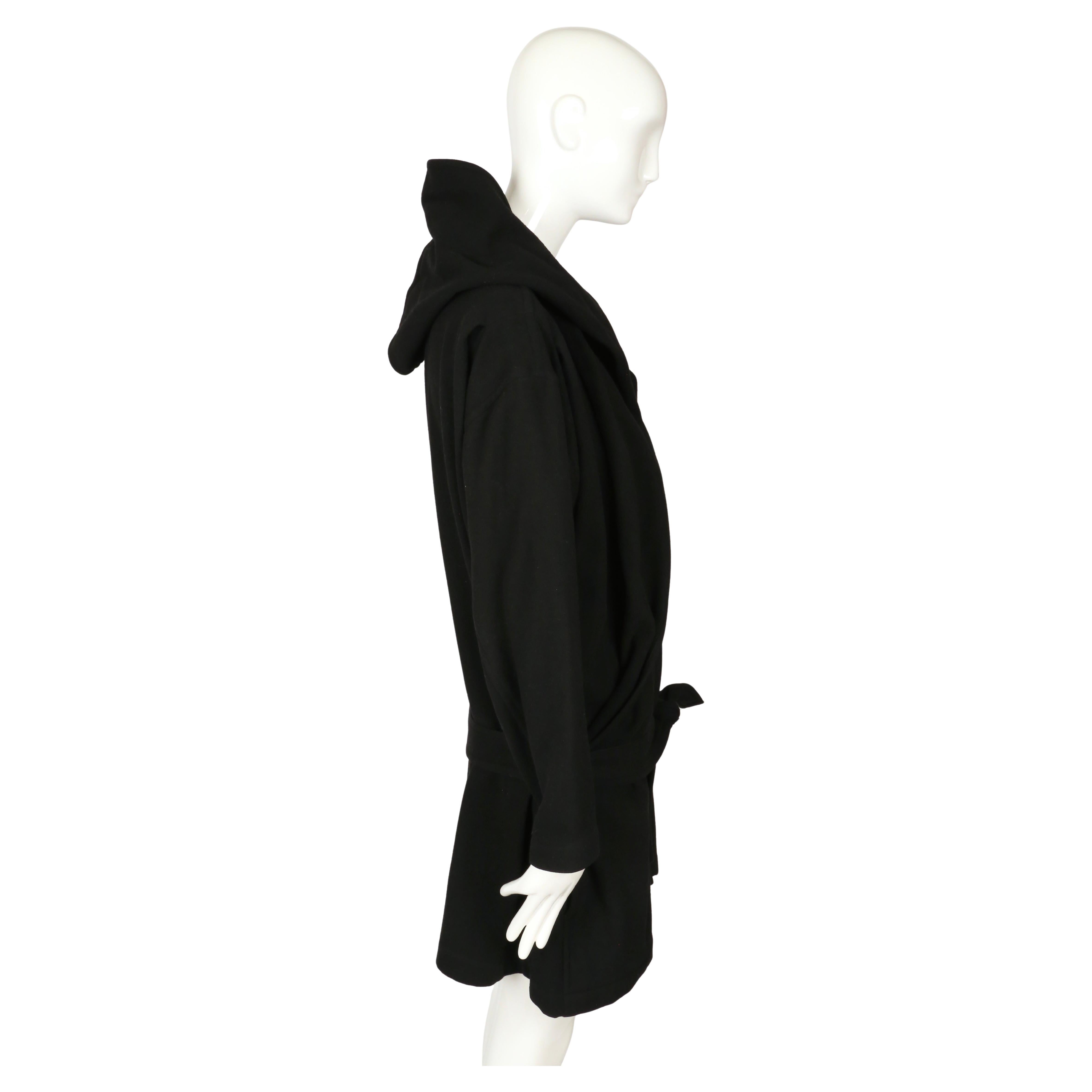 1981 Issey Miyake, cappotto RUNWAY drappeggiato in lana nera con cappuccio in vendita 2