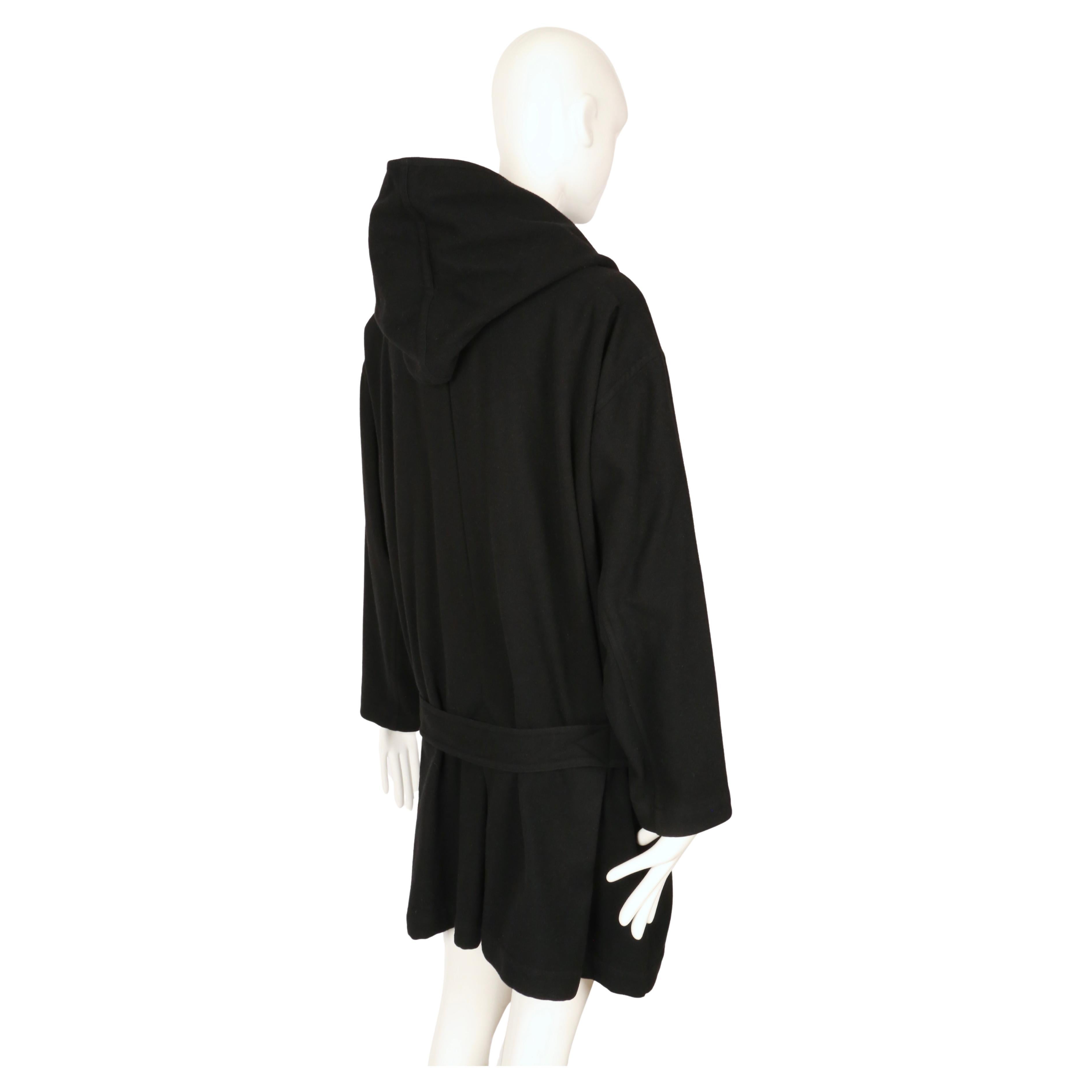 1981 Issey Miyake, cappotto RUNWAY drappeggiato in lana nera con cappuccio in vendita 3