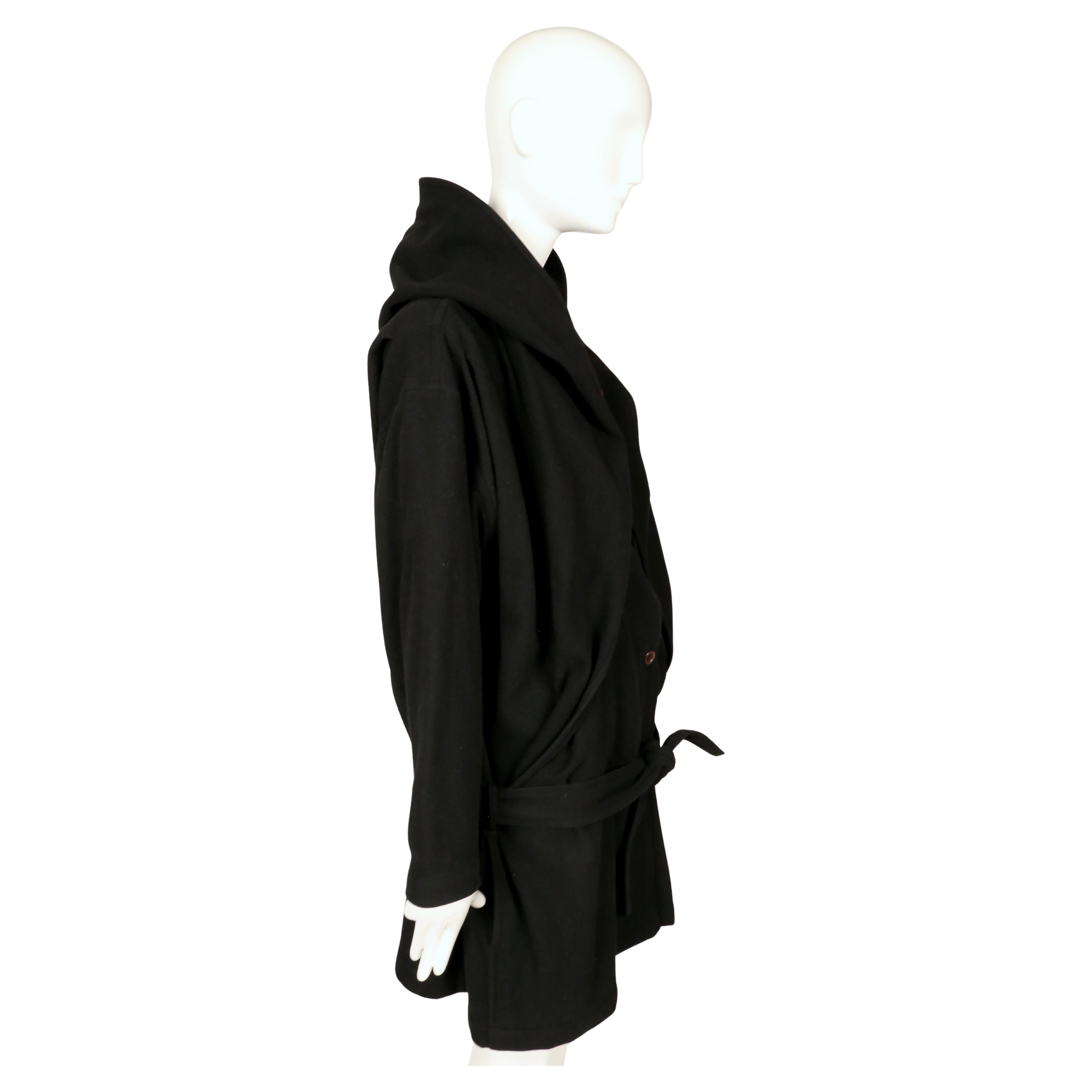 1981 Issey Miyake, cappotto RUNWAY drappeggiato in lana nera con cappuccio in vendita 4