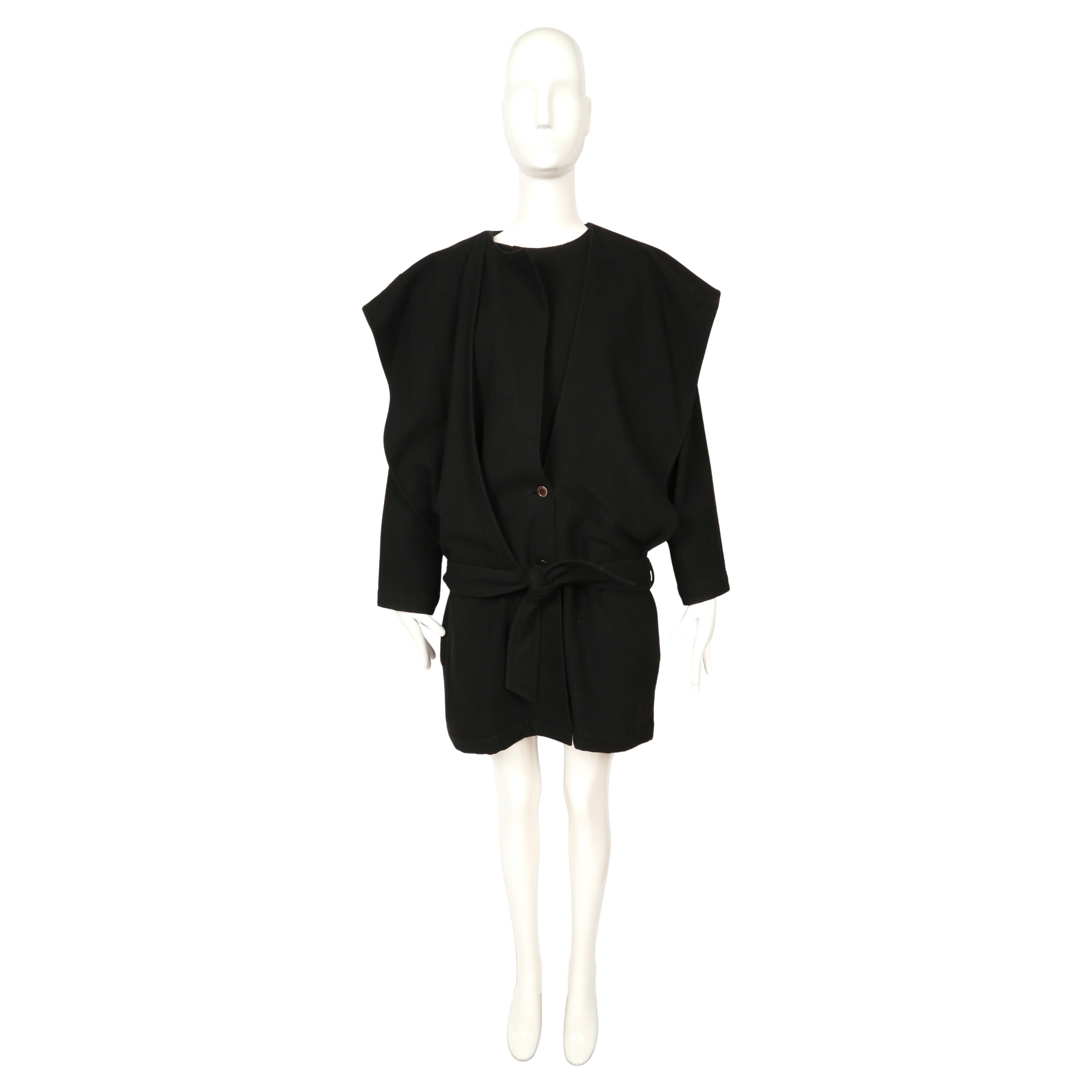 1981 Issey Miyake, cappotto RUNWAY drappeggiato in lana nera con cappuccio in vendita