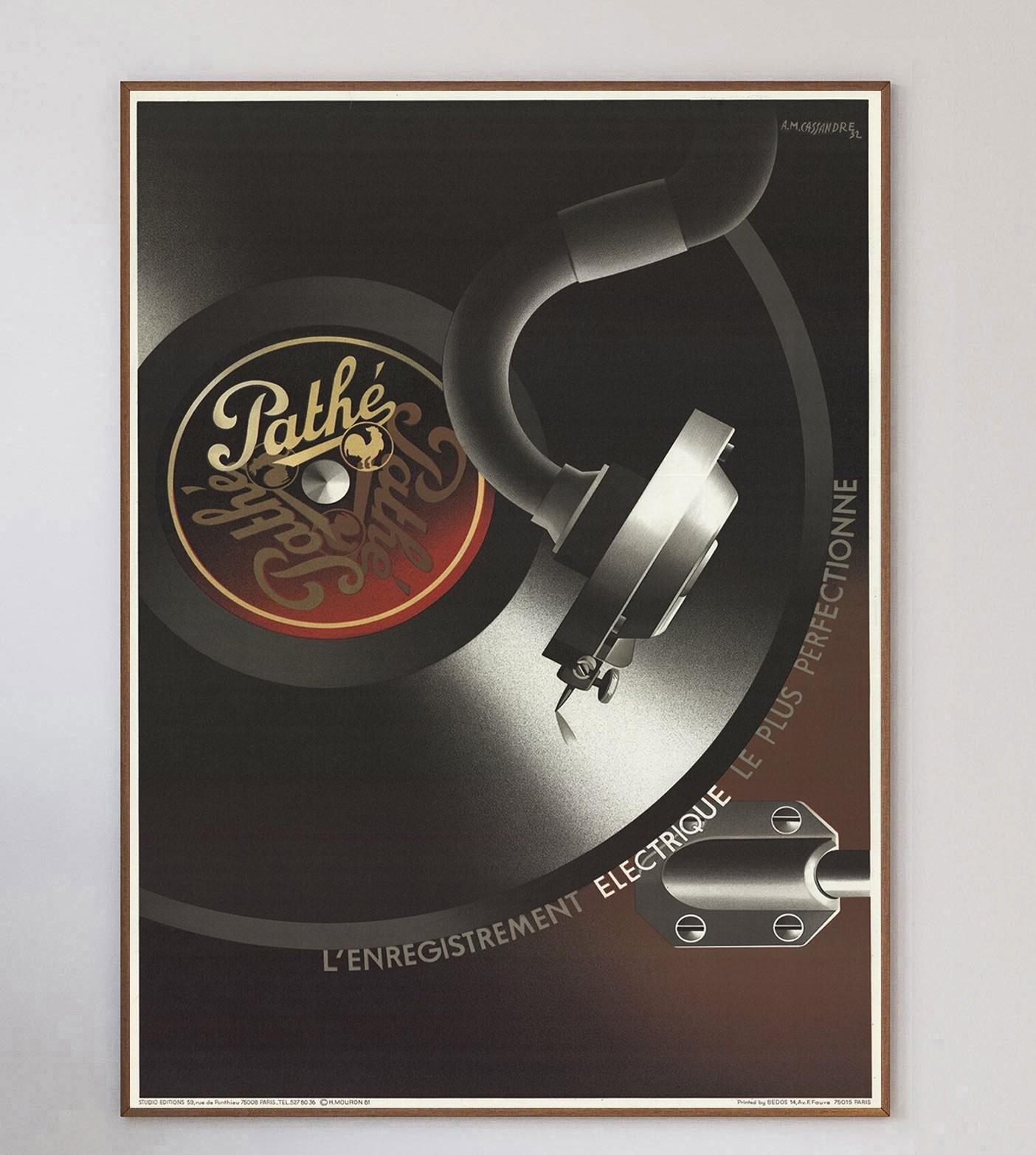 Superbe affiche publicitaire pour les tourne-disques Pathe, conçue à l'origine en 1932 par l'emblématique affichiste A.M. Cassandre. L'œuvre d'art représente un disque vinyle tournant sur le lecteur dans un magnifique style art déco.

Cette