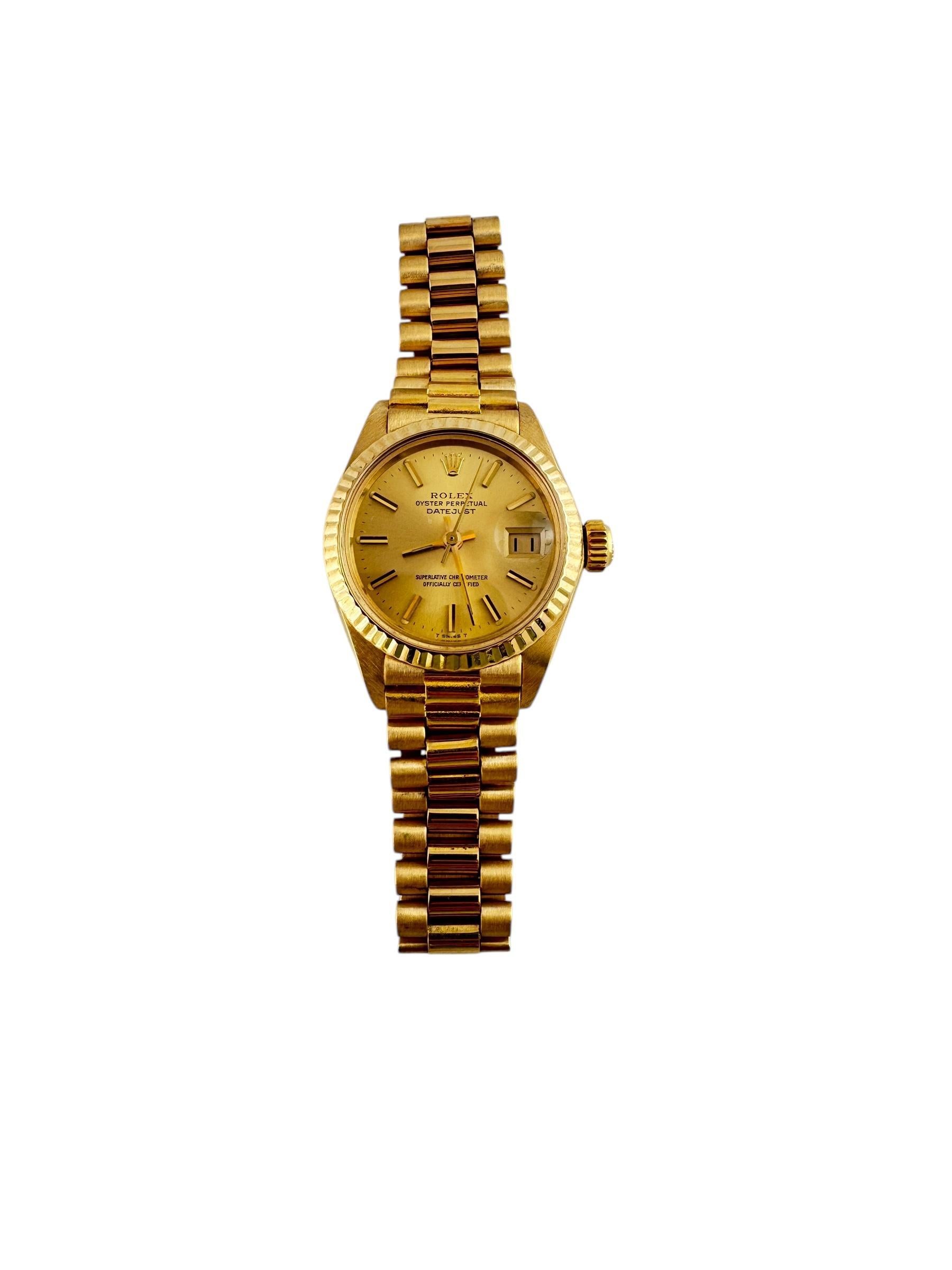 Rolex 1981 de oro amarillo de 18 quilates para señora

Model No: 6917
De serie 6773423

Este Rolex Datejust de señora está engastado en oro amarillo de 18 quilates.

41,7 TPM / 64,85 g

Correa jubilar con cierre desplegable. Se adapta a muñecas de