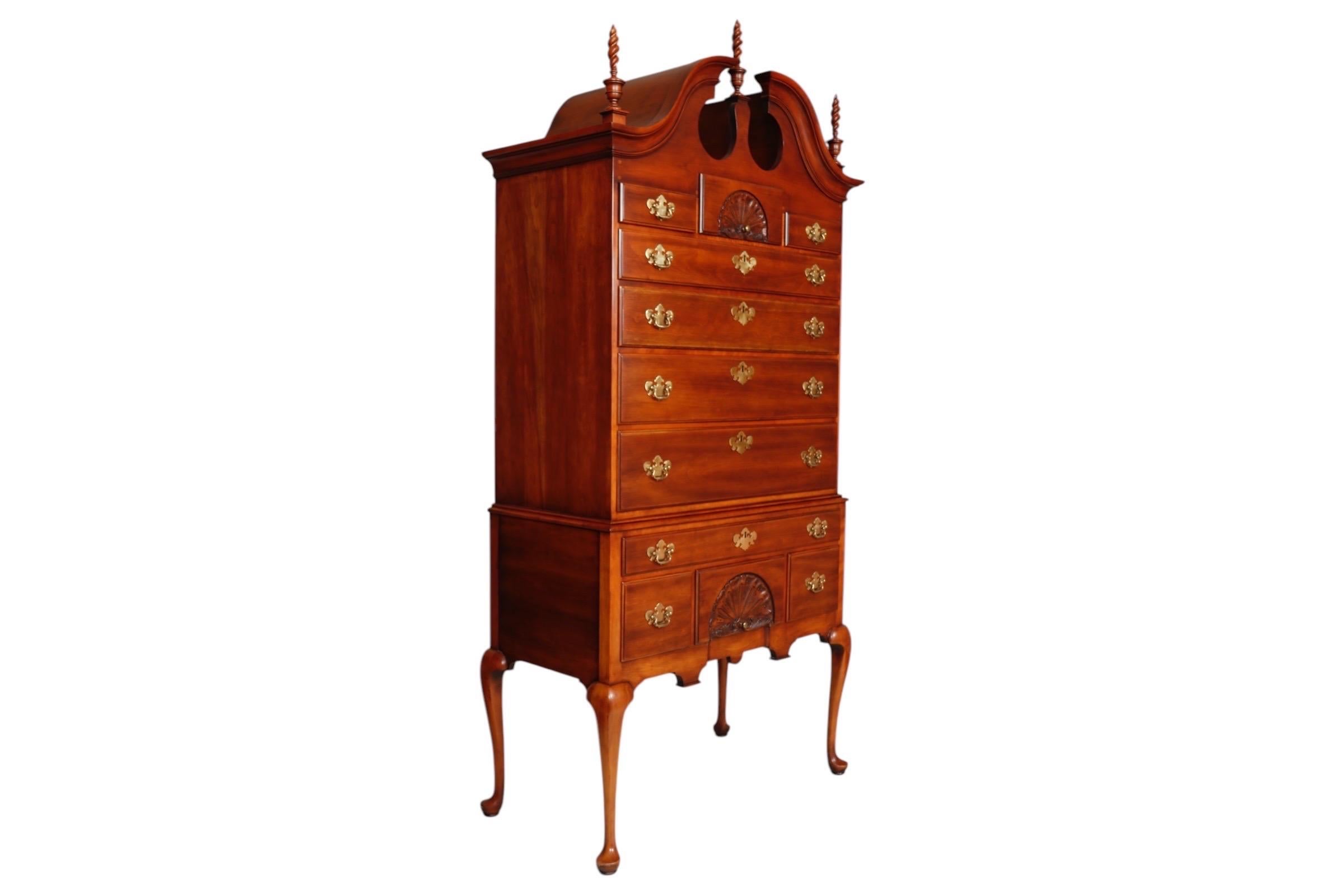 Ein Highboy im Queen-Anne-Stil von 1981 aus massivem Kirschholz aus den Appalachen, hergestellt von Statton Furniture Company für ihre Private Collection II. Geschnitzte Flammenköpfe krönen die Haube über handverzinkten Schubladen, die sich mit