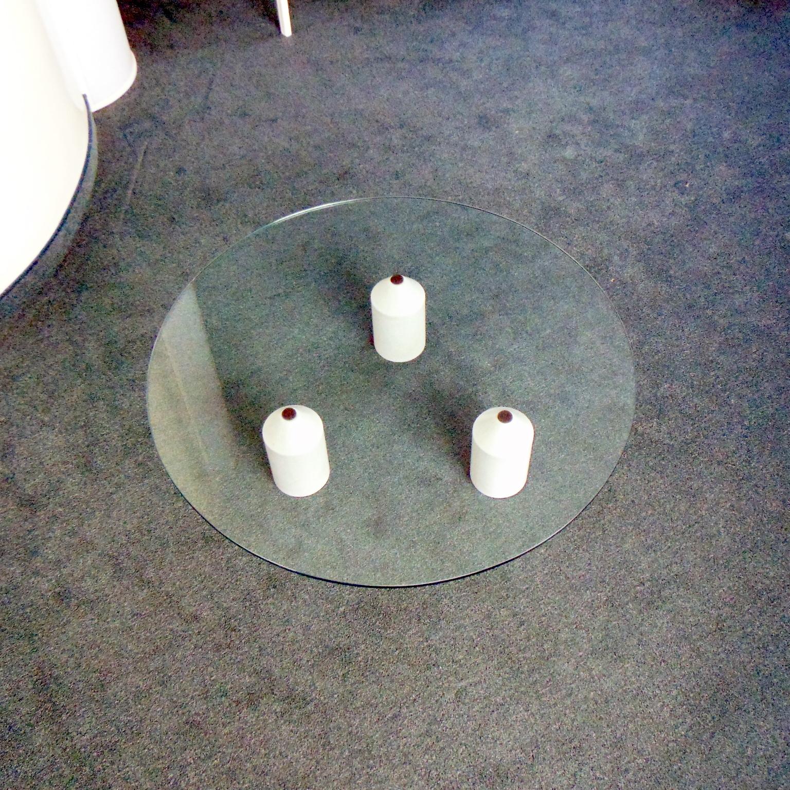 1981 White Marble Coffee Table with Round Glass Top, Italy For Sale 5