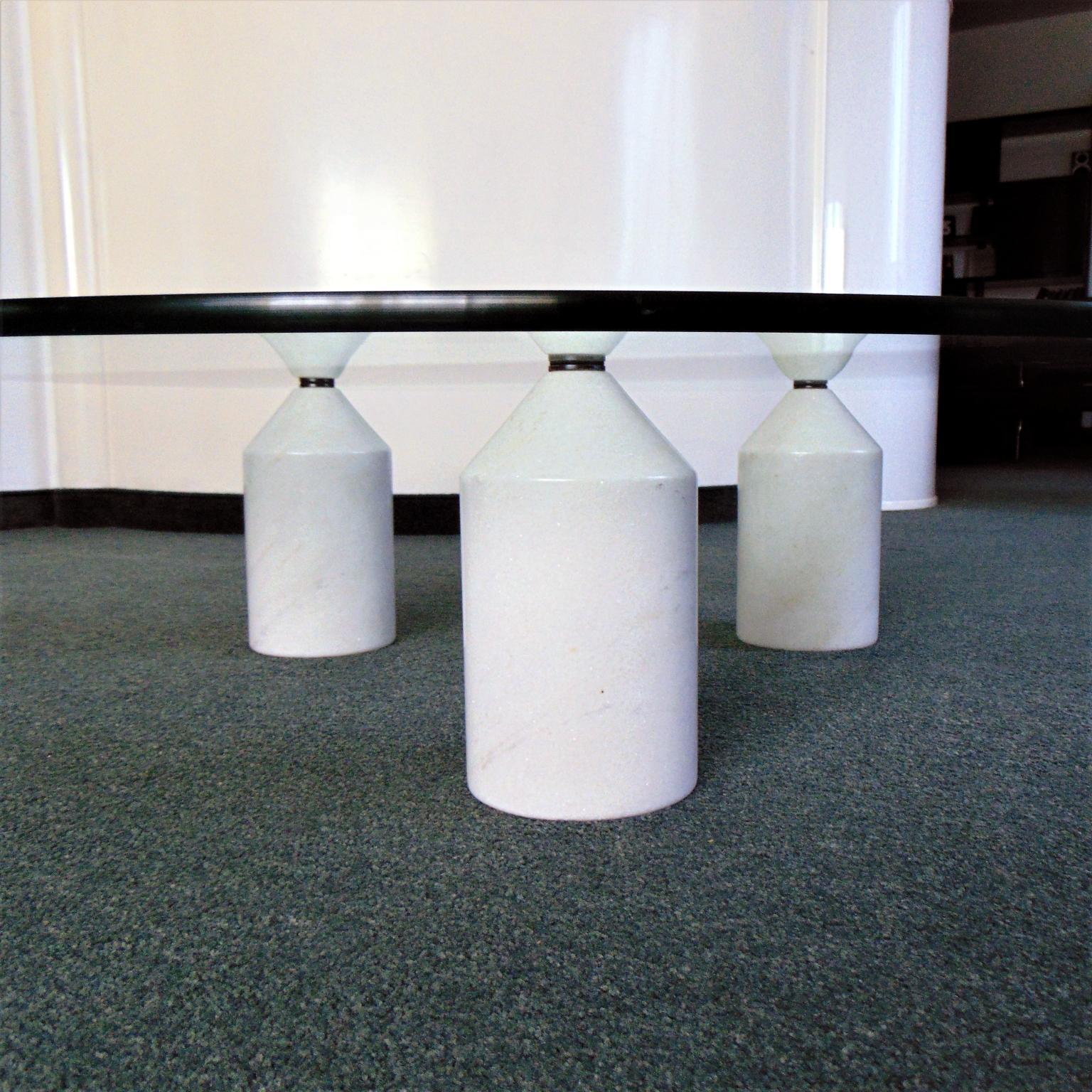 1981 White Marble Coffee Table with Round Glass Top, Italy For Sale 7