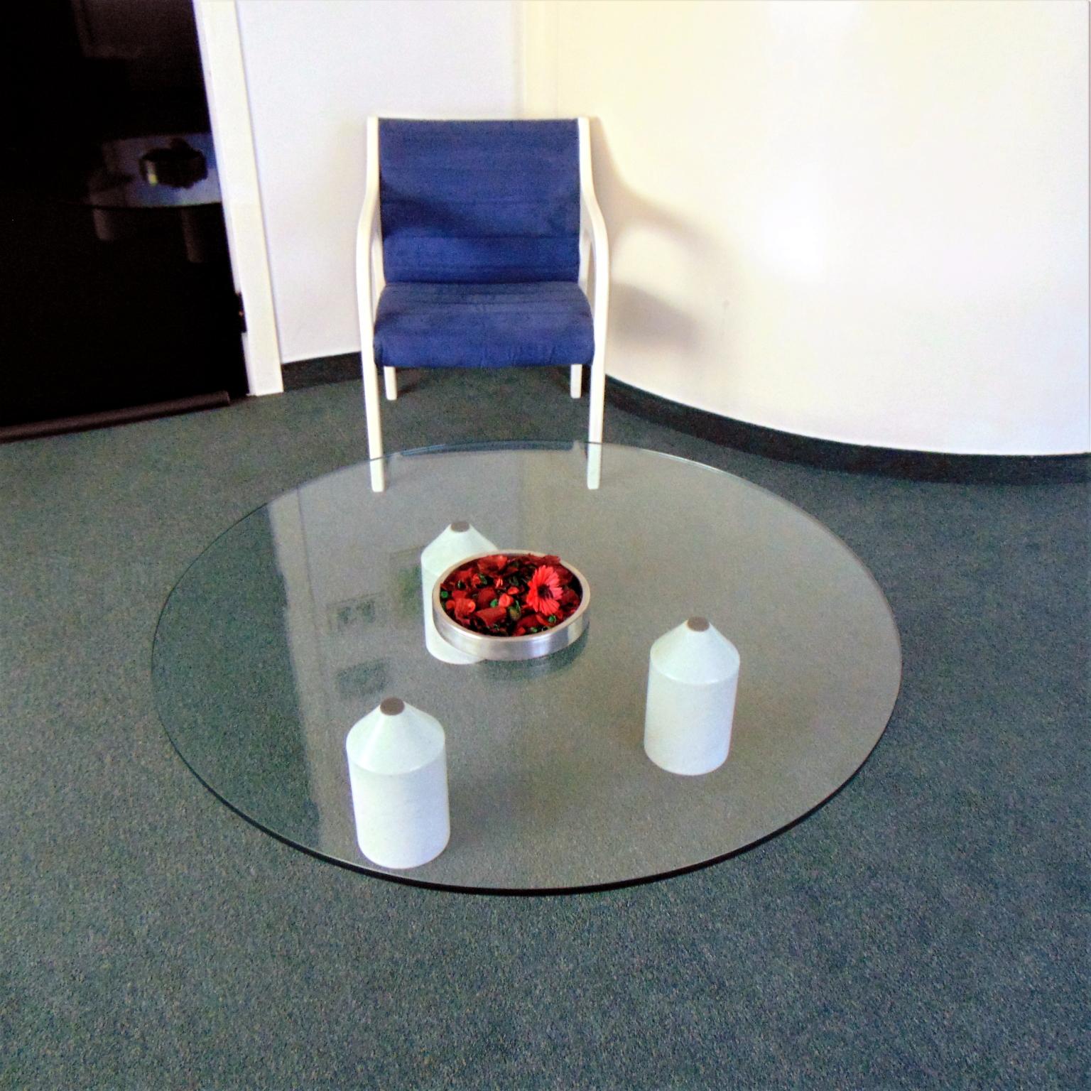 1981 White Marble Coffee Table with Round Glass Top, Italy For Sale 10