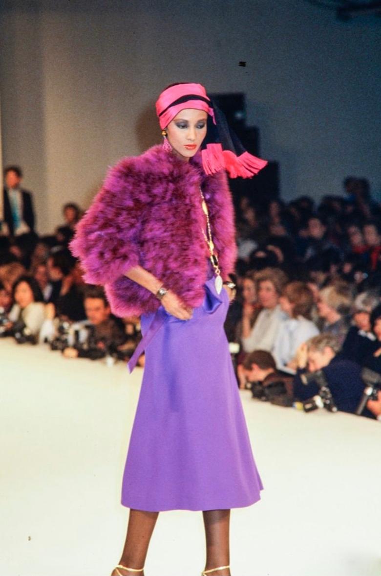 Veste de défilé YVES SAINT LAURENT en plumes de marabou fuchsia, 1981 en vente 2